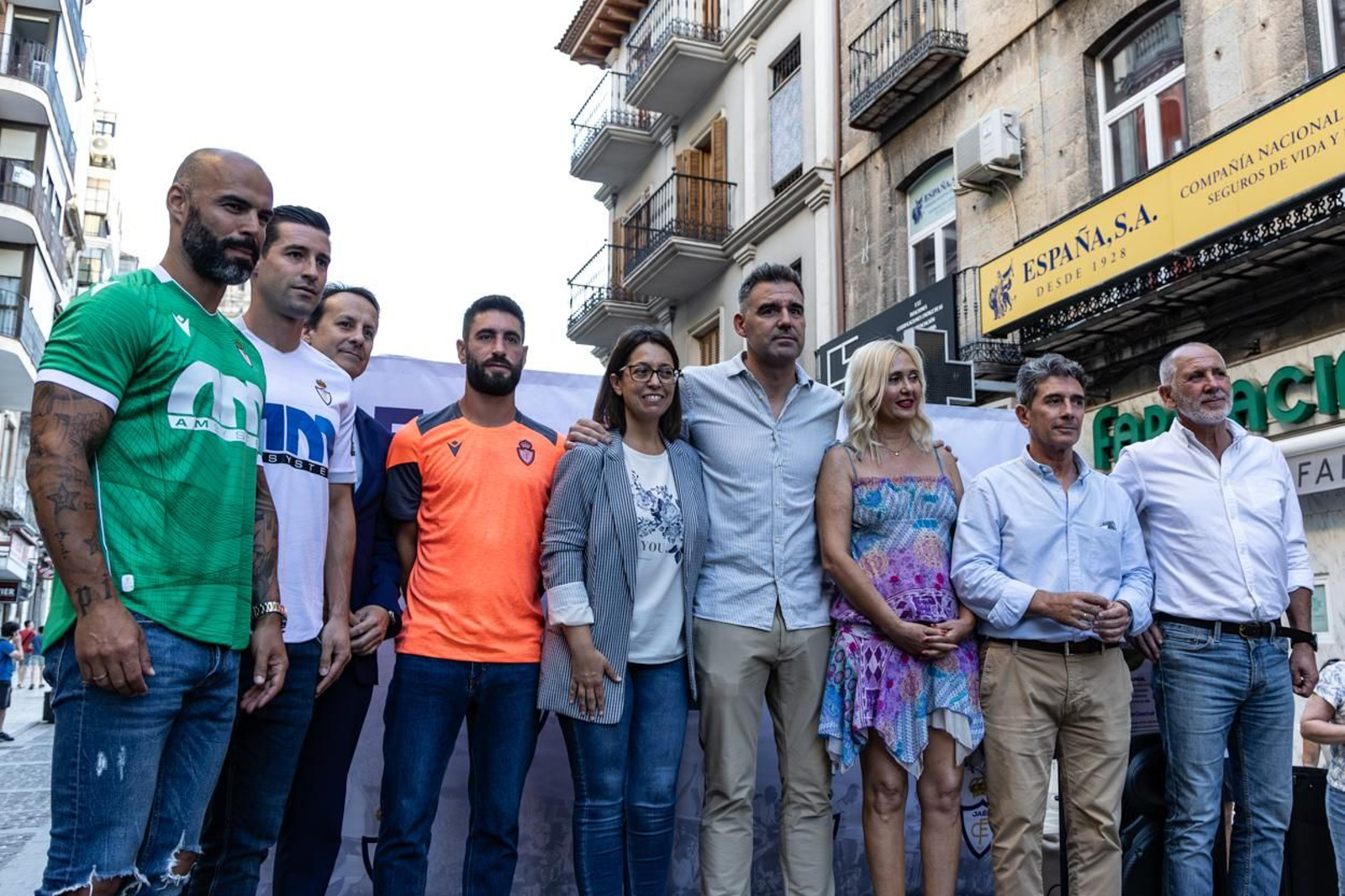 Así son las nuevas camisetas y la nueva tienda del Real Jaén, en imágenes