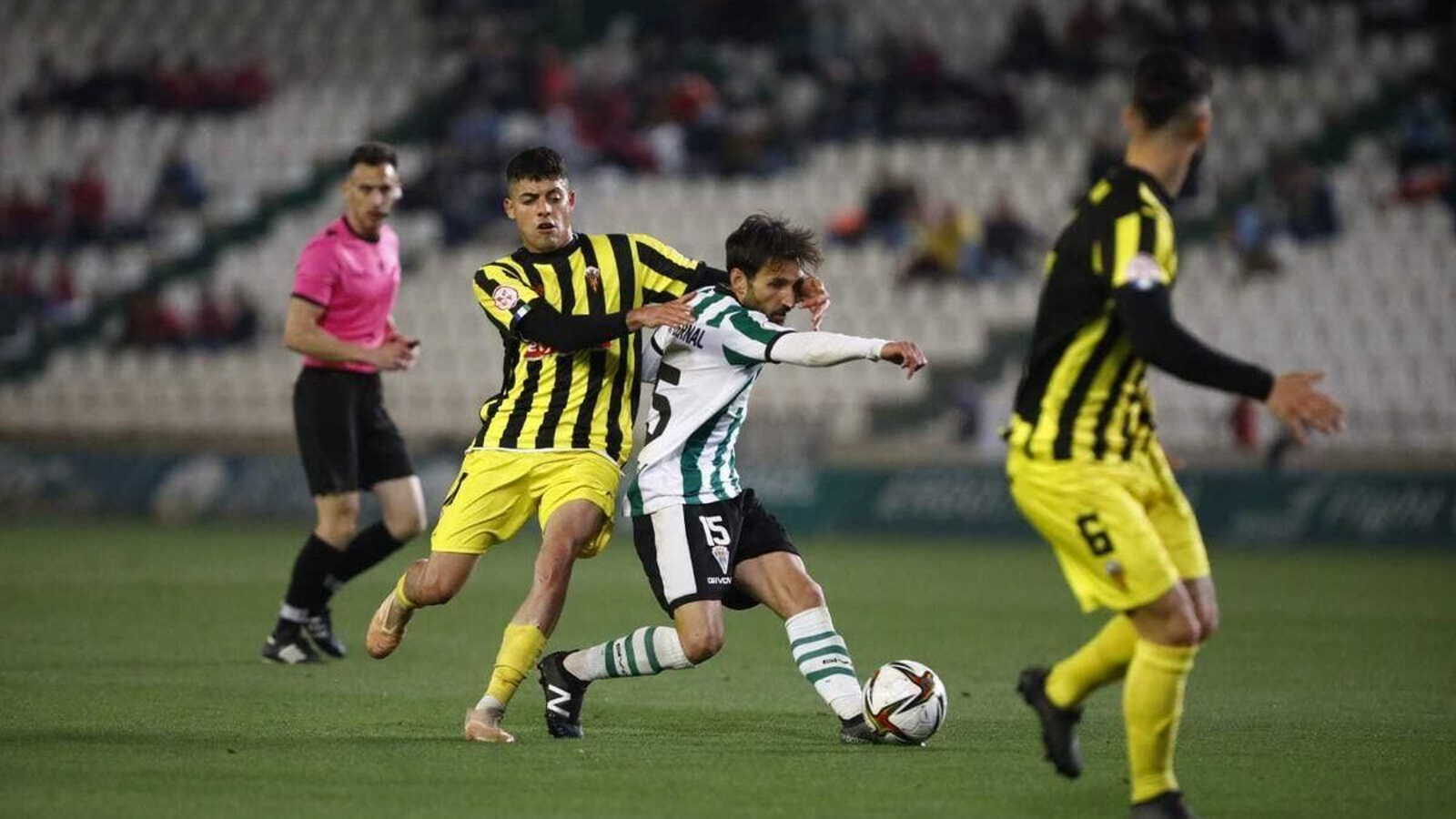Un momento del partido entre el Córdoba y el San Roque de Lepe.