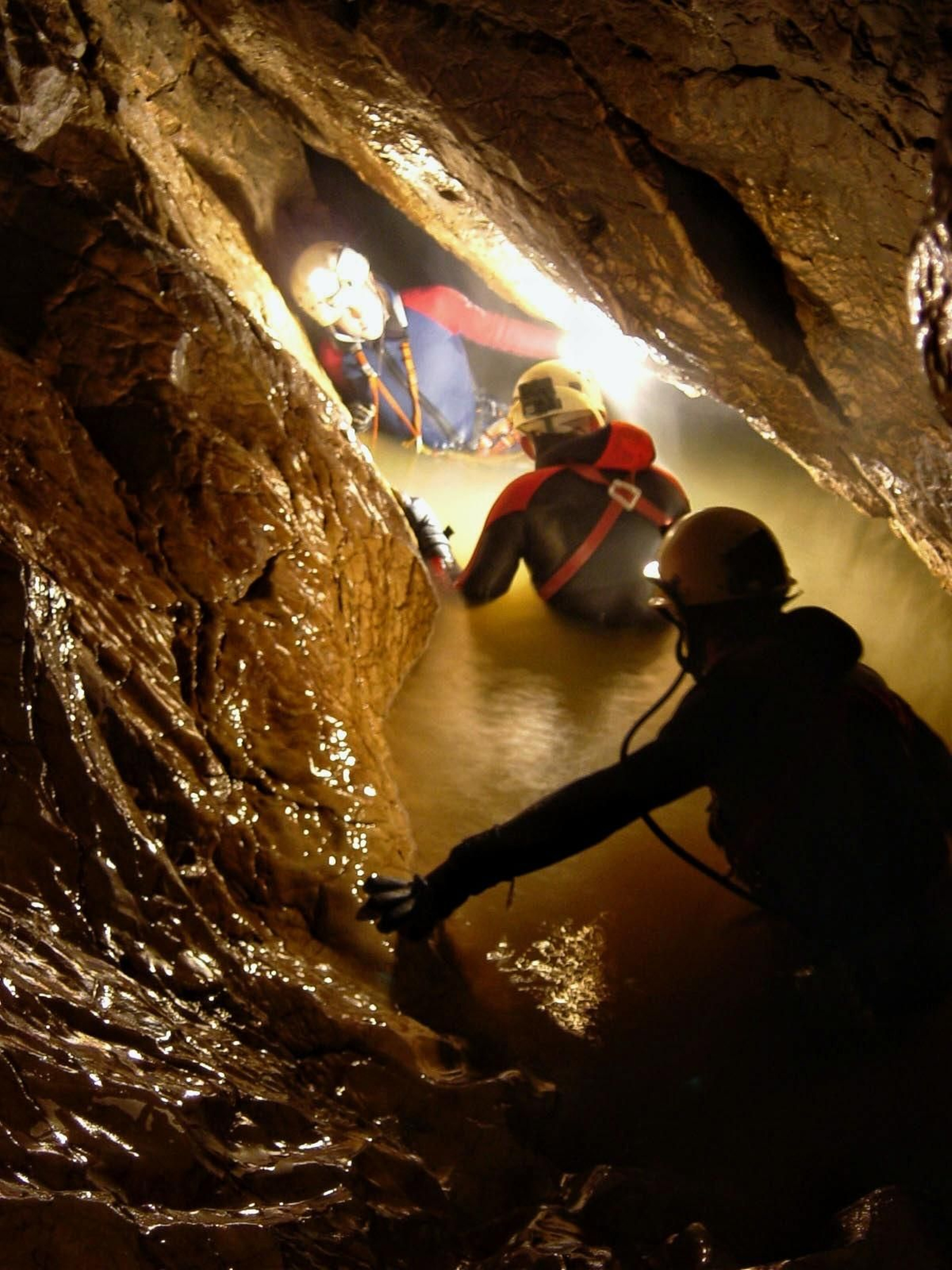 Miembros de una expedición del GIEX en la sima de Cabito-Llano del Republicano en Villaluenga del Rosario.