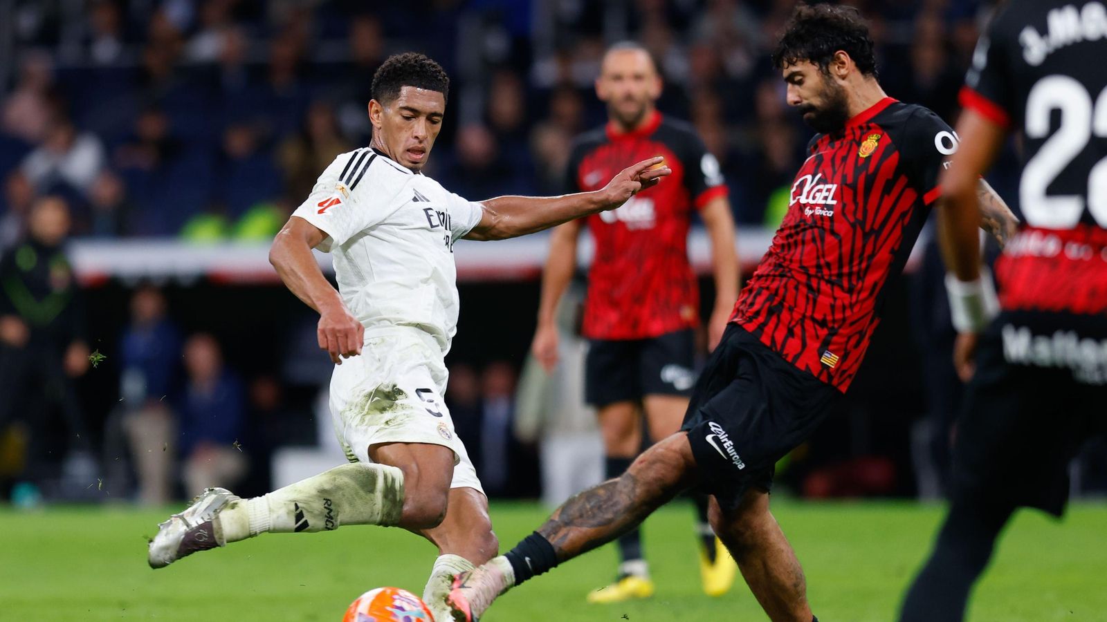 Samu Costa en un choque con el Mallorca