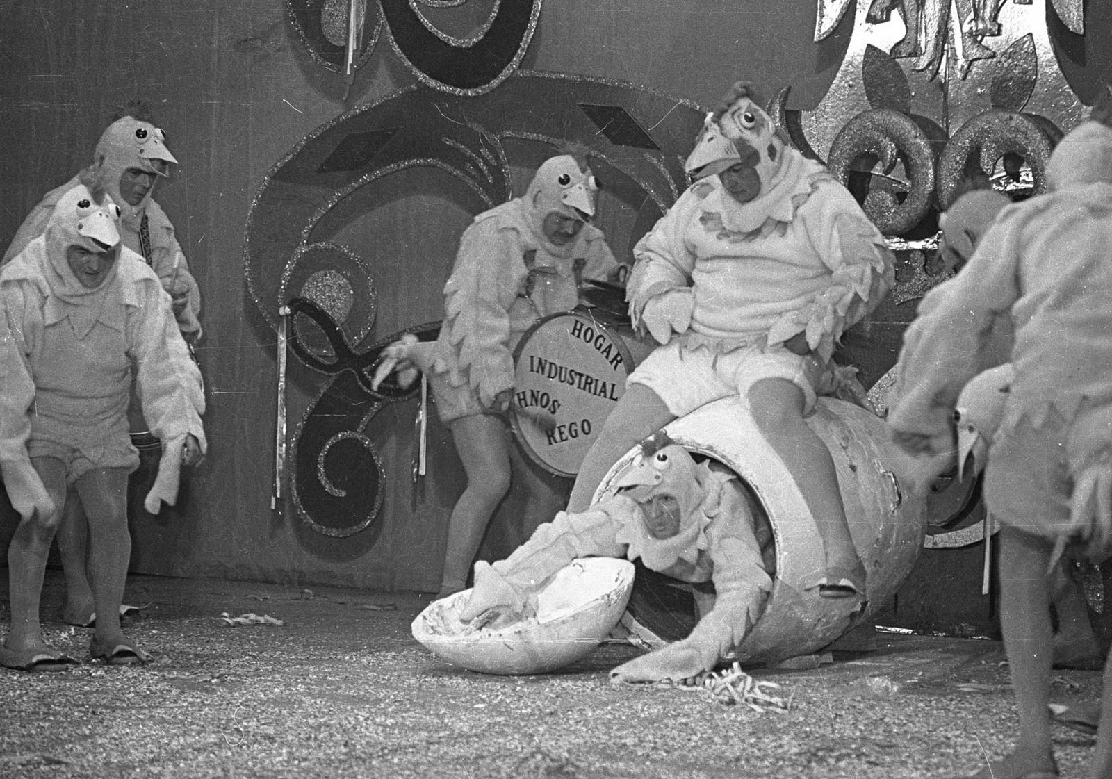 El ‘Maspapas’ sale de un huevo en la presentación de 'Los pollitos mi compare' (1981).