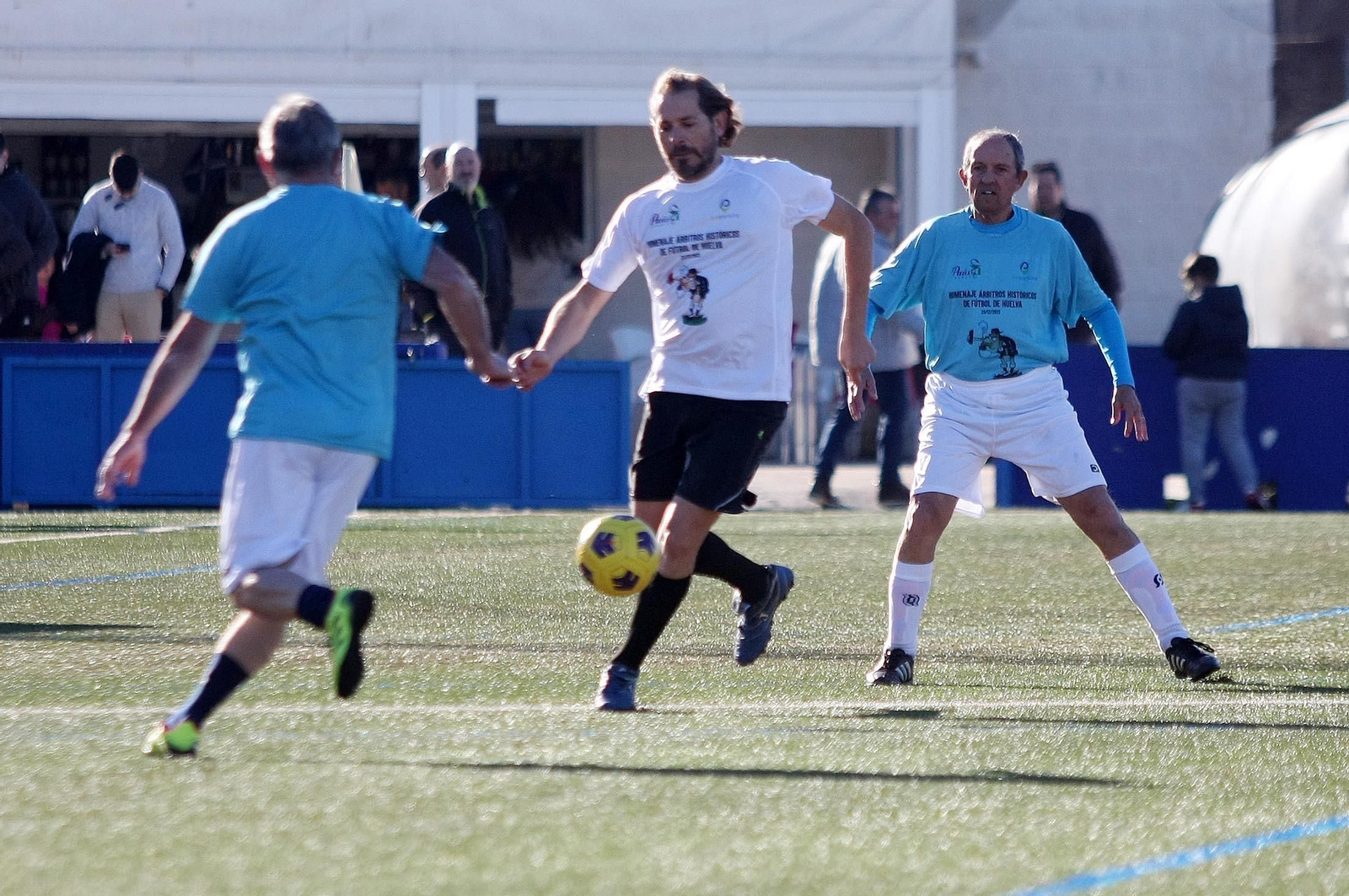 Imágenes del partido homenaje a los árbitros históricos de fútbol de Huelva