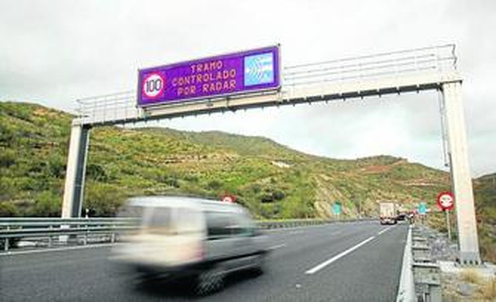 Panel informativo de la presencia del radar de tramo, en Torrox.