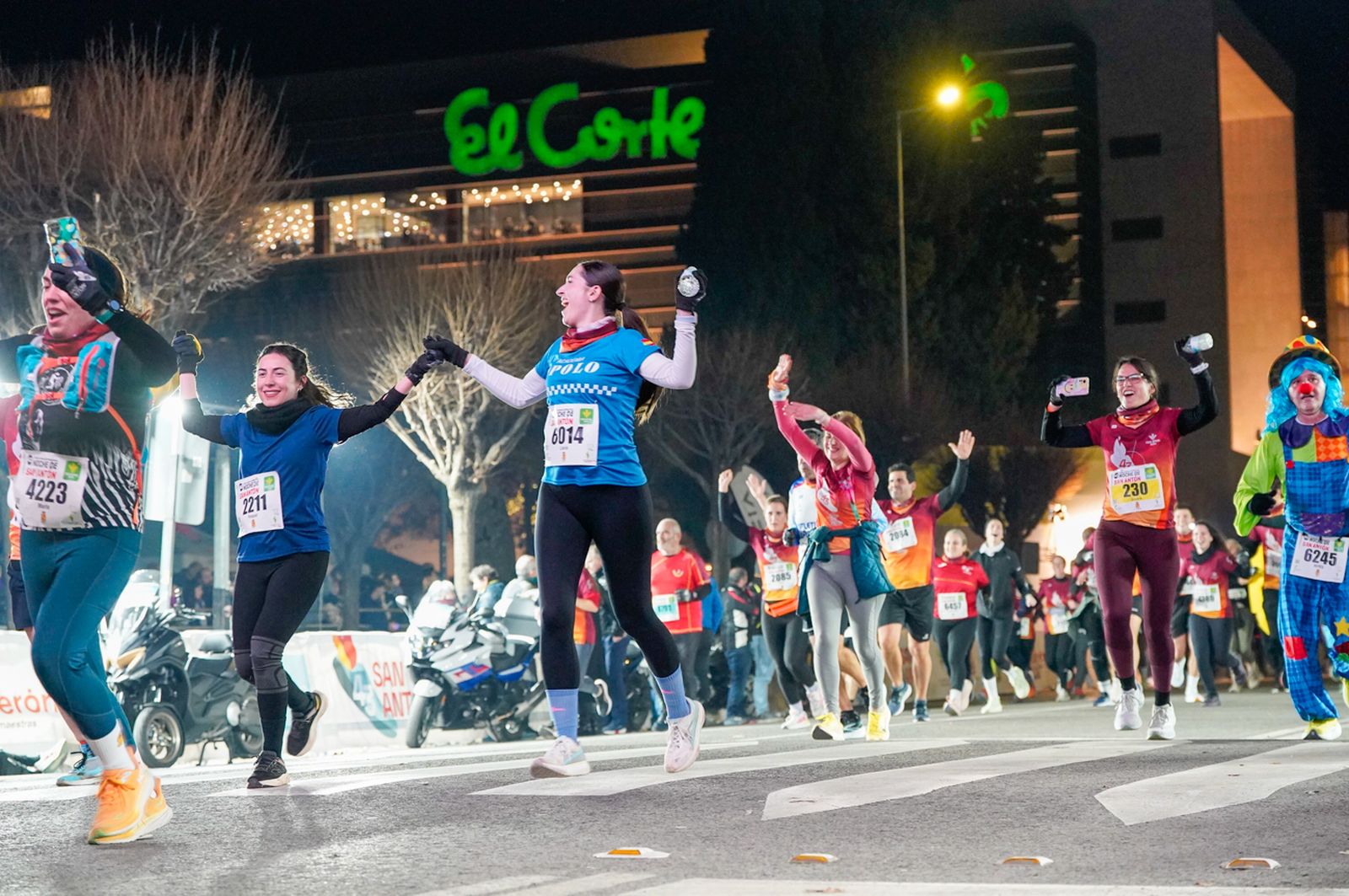 En imágenes: búscate en tu llegada a meta de la Carrera de San Antón 2026 (2)