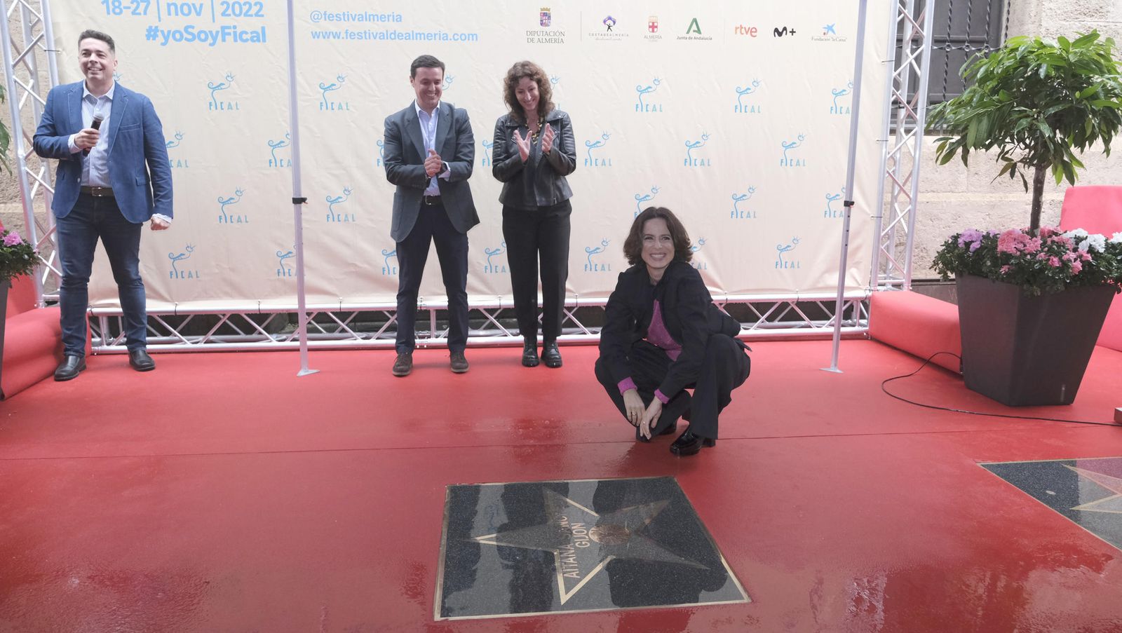 Aitana Sánchez-Gijón descubriendo su estrella en el Paseo de la Fama de Almería.