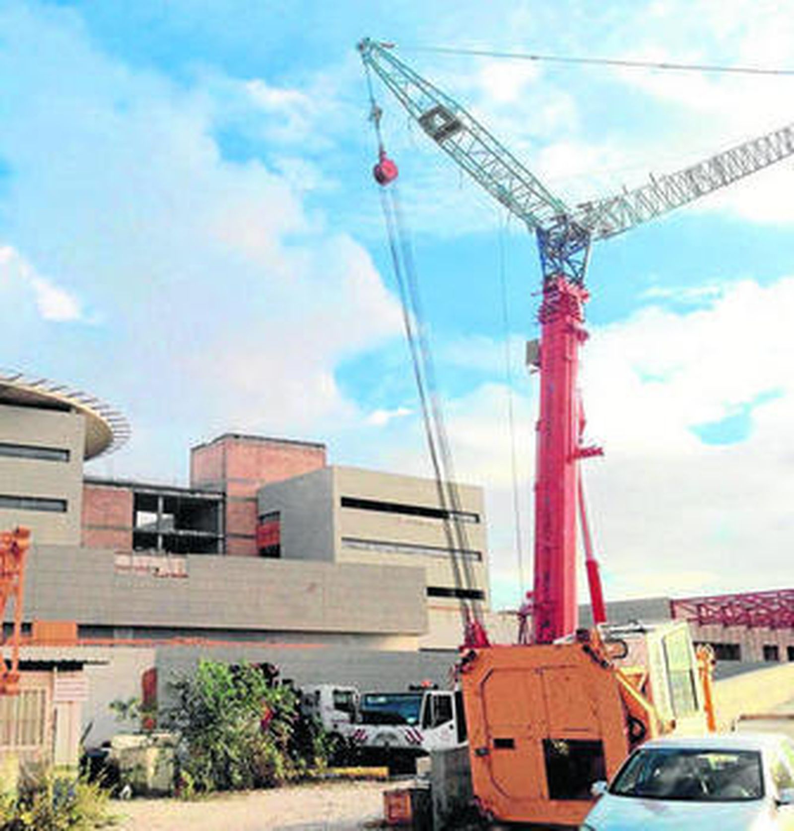 Imagen de la instalación de una grúa torre, ayer.