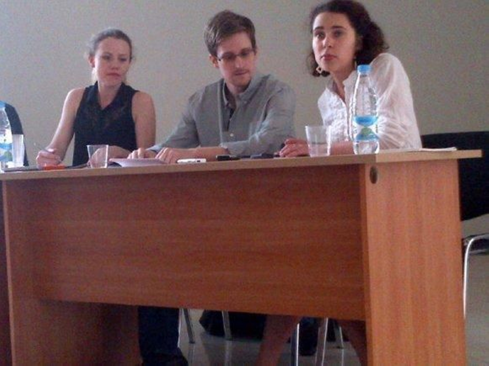 Edward Snowden solicita asilo temporal a Moscú