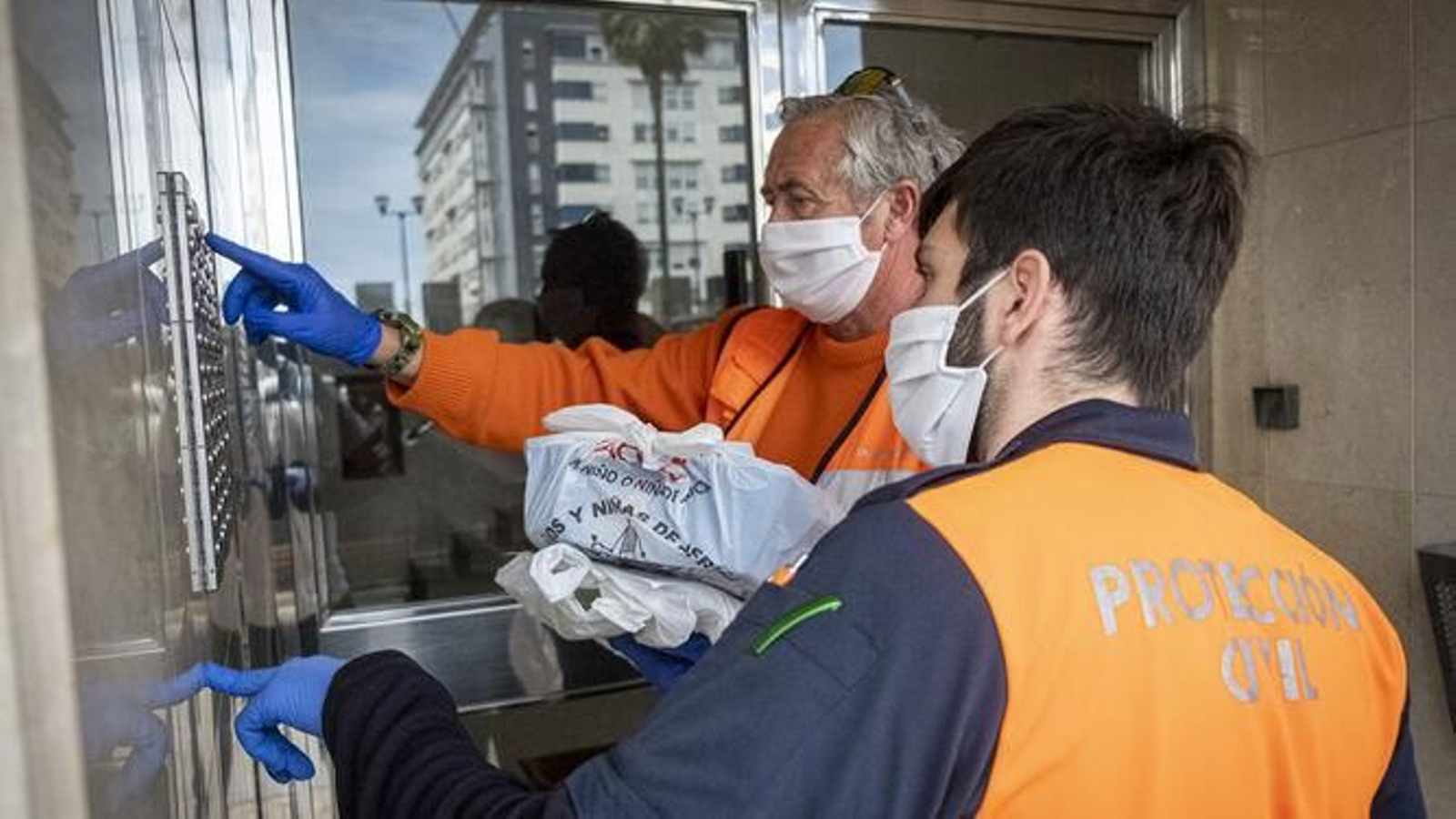 Protección Civil en el reparto de libros del tercer trimestre.
