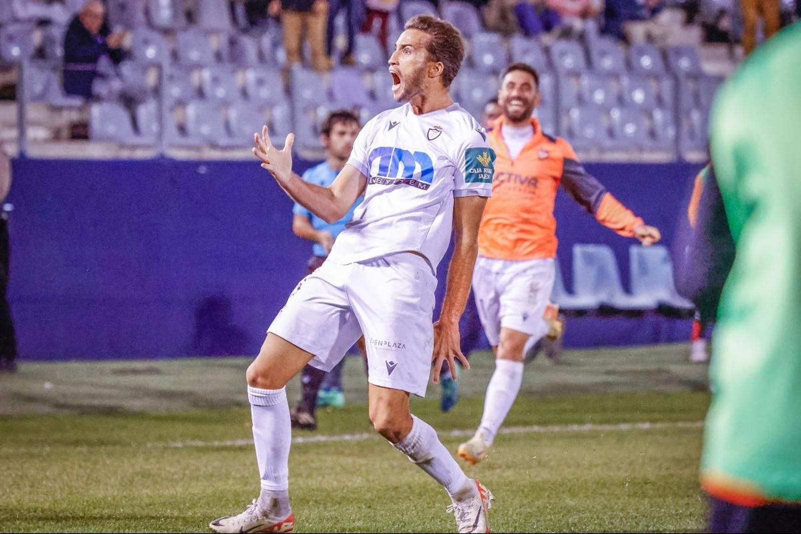 Alvaro Muñiz celebra un gol en el Nuevo Estadio Municipal de La Victoria.