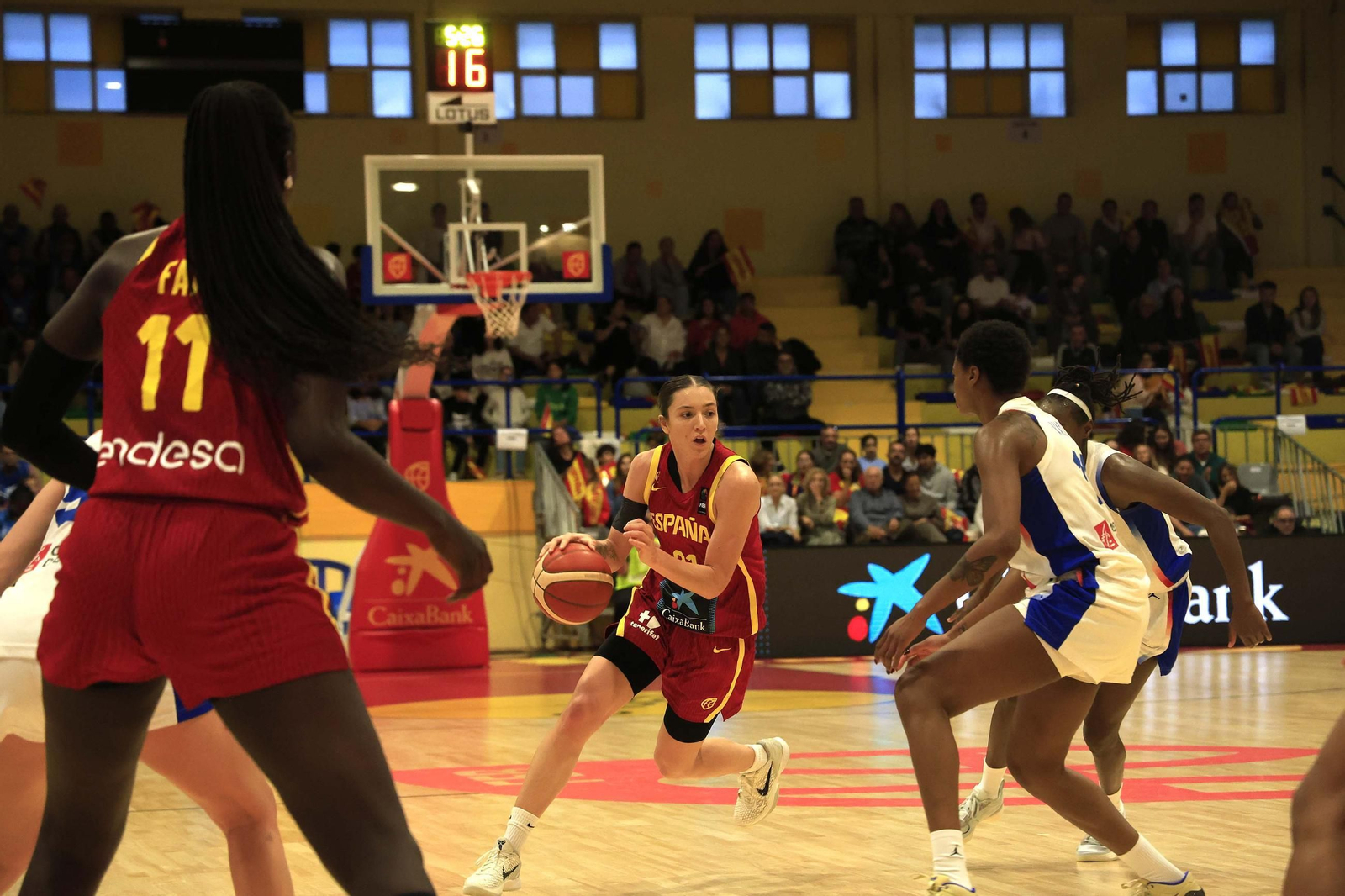 Fotos del partido y ambiente en el España-Francia del Torneo Internacional de Baloncesto Femenino en La Línea