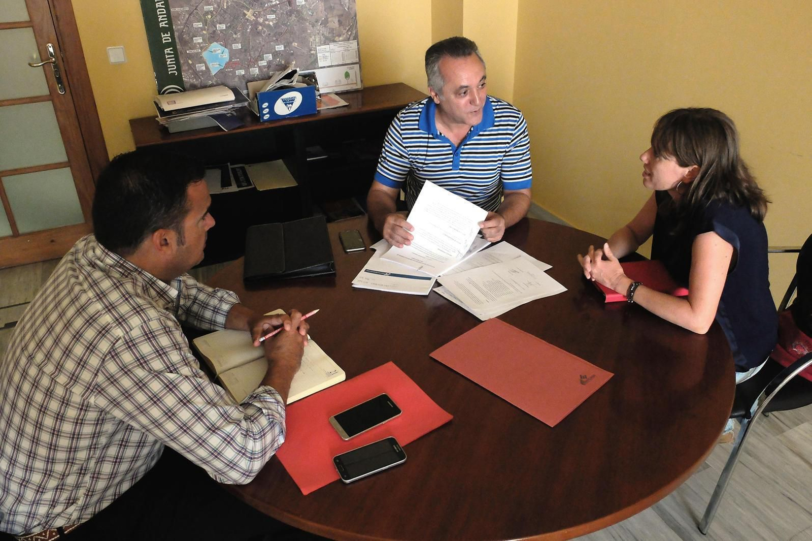 Laura Álvarez se reúne con José Vega, 	del Cruz Roja