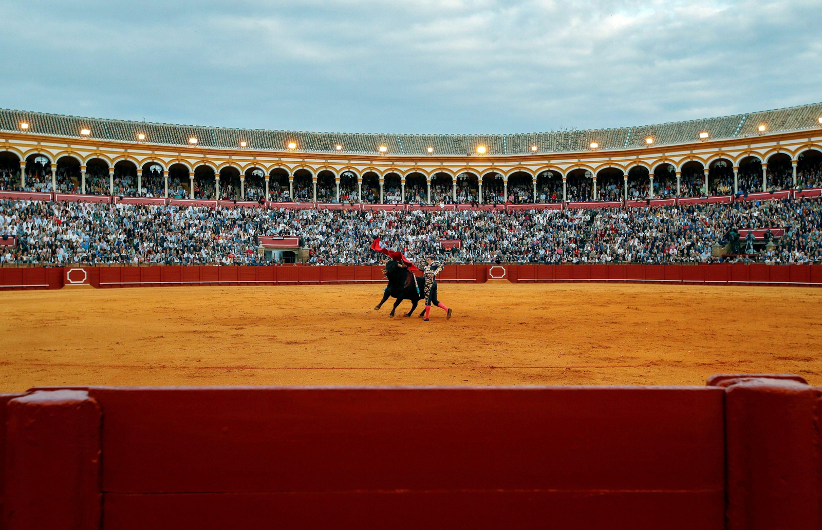Manzanares en el Domingo de Resurrección, festejo en el que cortó la primera oreja de la temporada. Manzanares en el Domingo de Resurrección, festejo en el que cortó la primera oreja de la temporada.