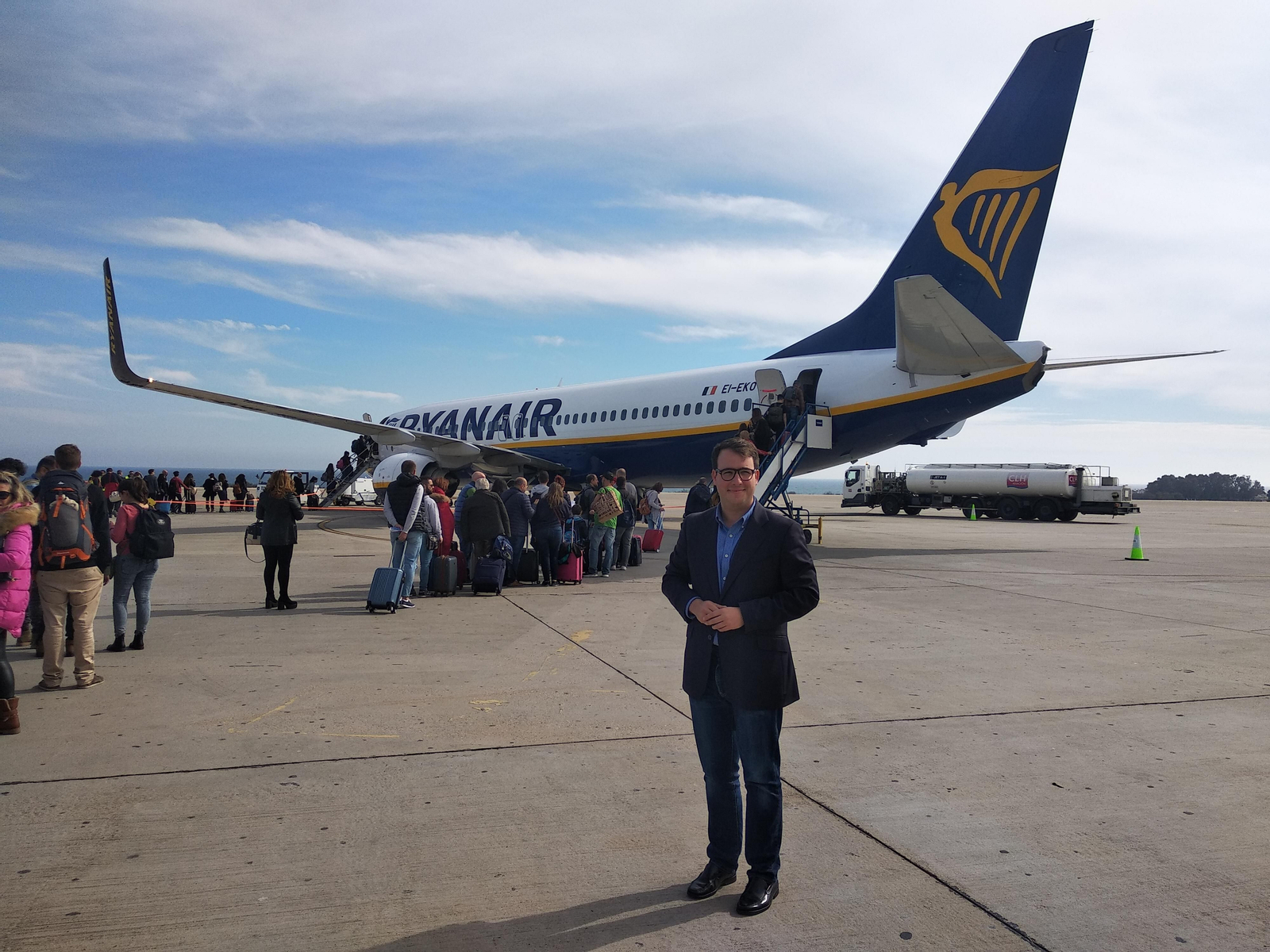Fernando Giménez en el aeropuerto de Almería con el primer vuelo a Milán