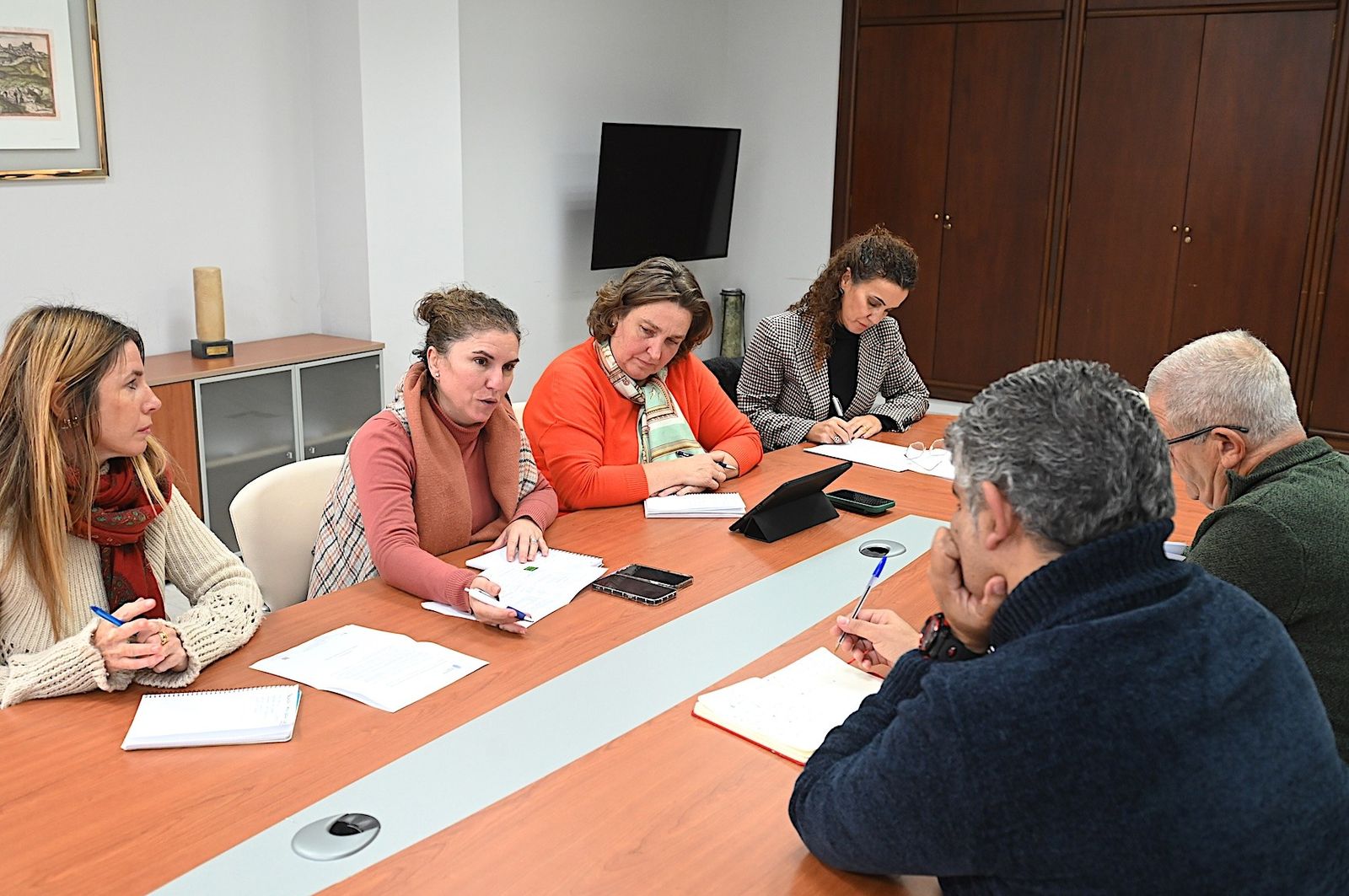 José Barriga, reunido con las delegadas Susana Sánchez y Belén de la Cuadra.