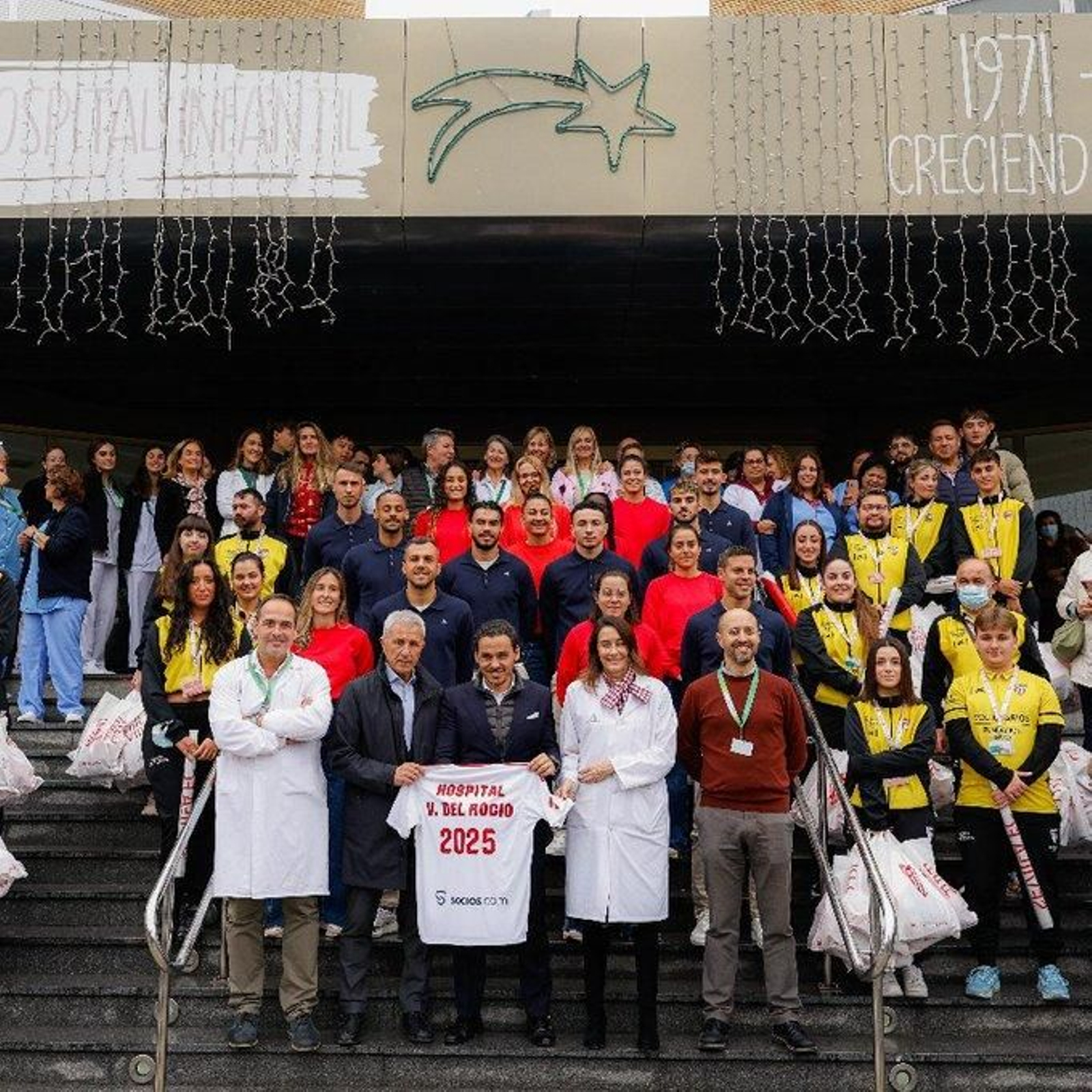 La foto de familia tras la visita del Sevilla al Hospital Infantil del Virgen del Rocío.