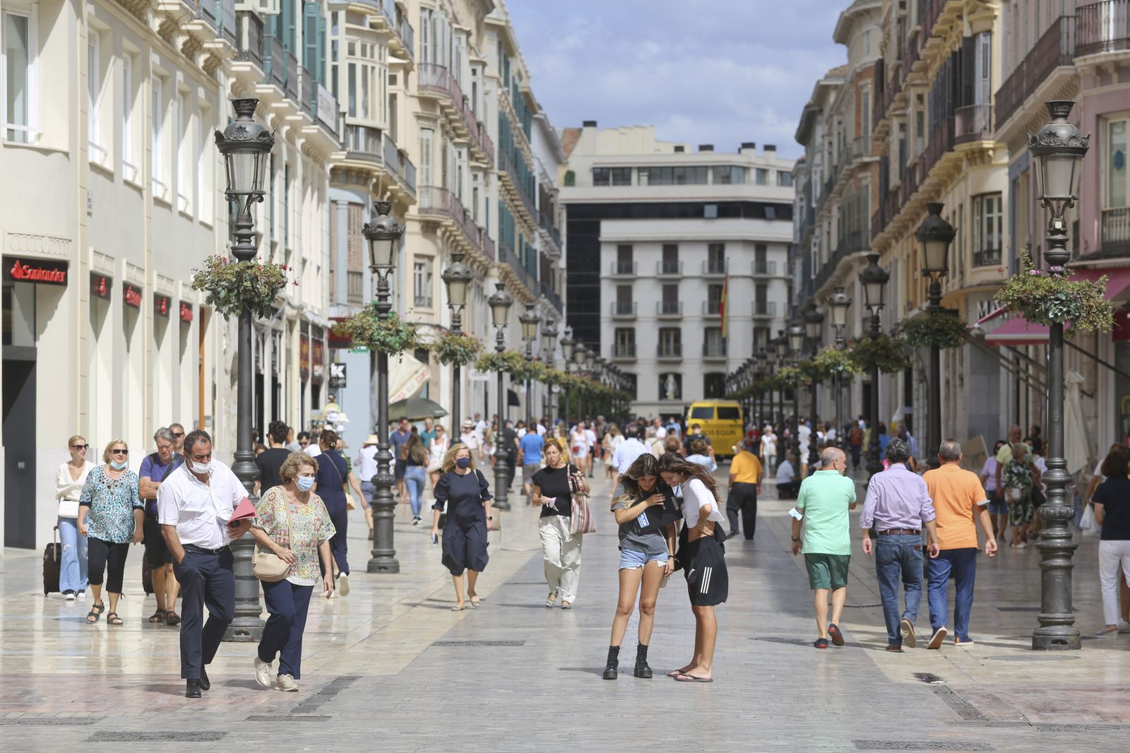 Viandantes en calle Larios.
