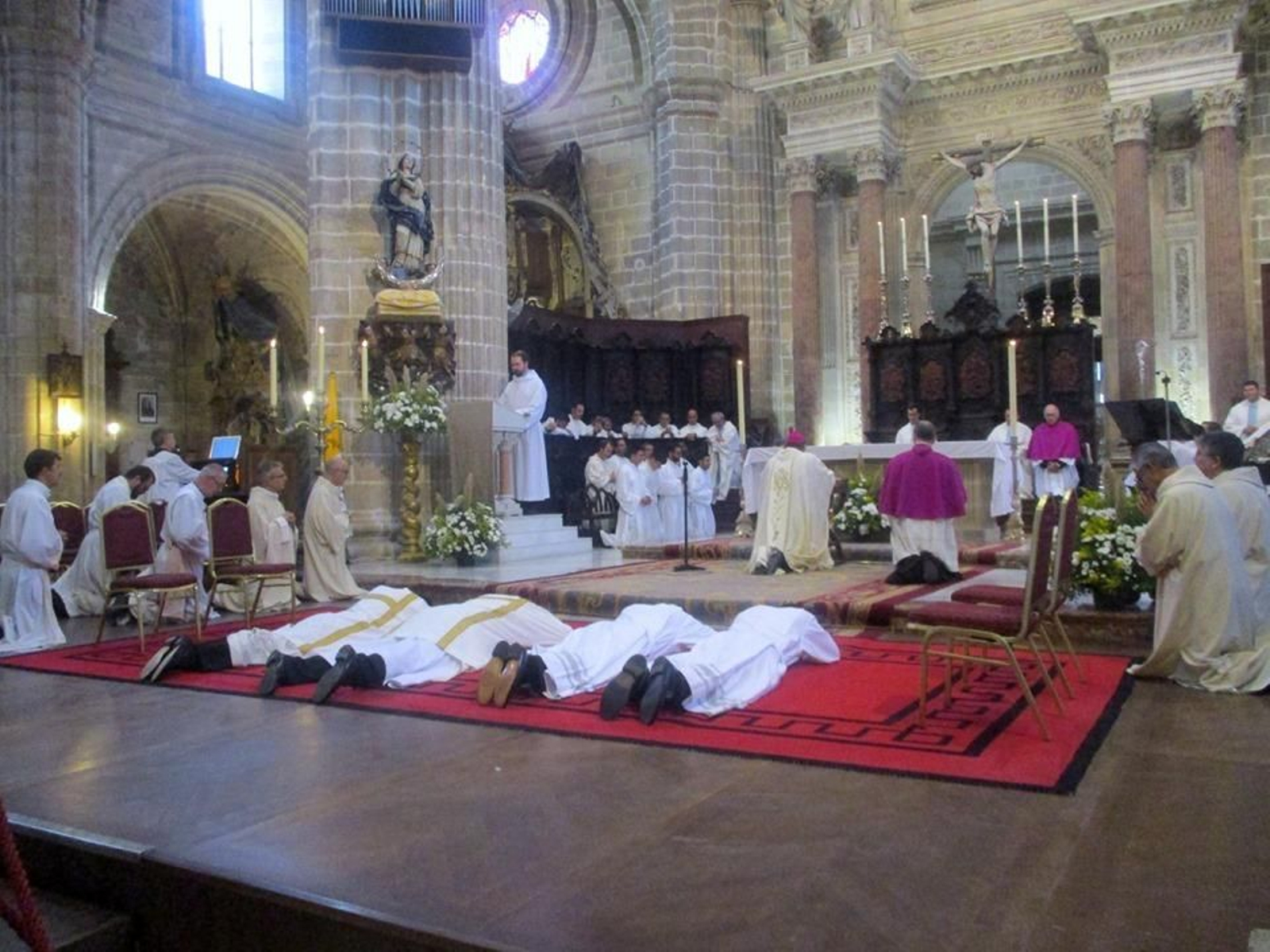 Las imágenes de la ordenación de los sacerdotes y los diáconos