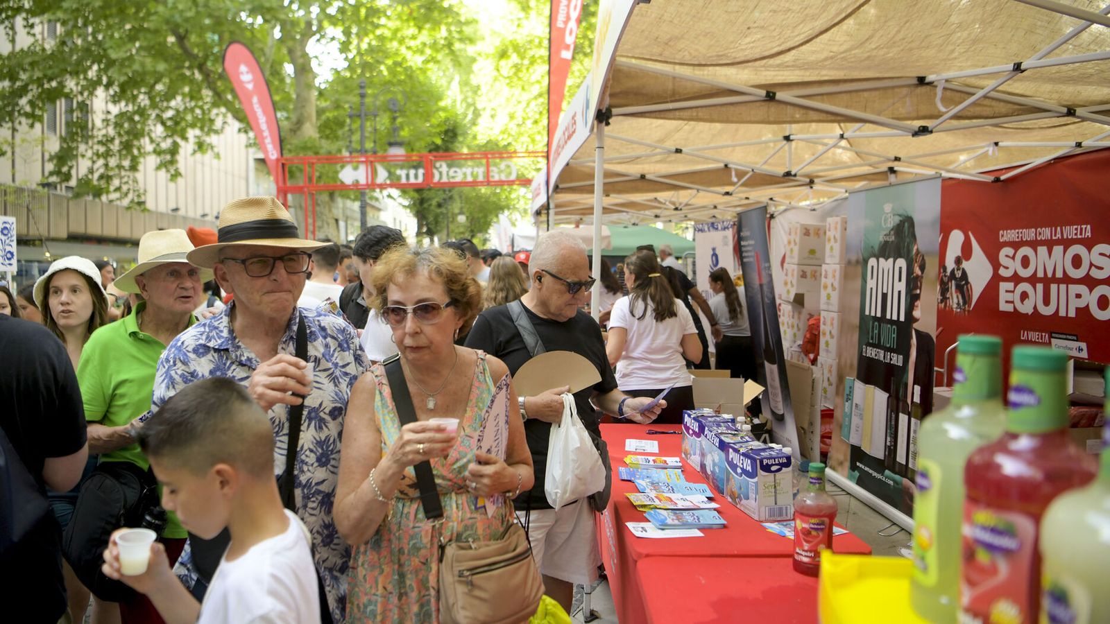 Exposición de actividades del patrocinador oficial de La Vuelta en el Paseo del Salón