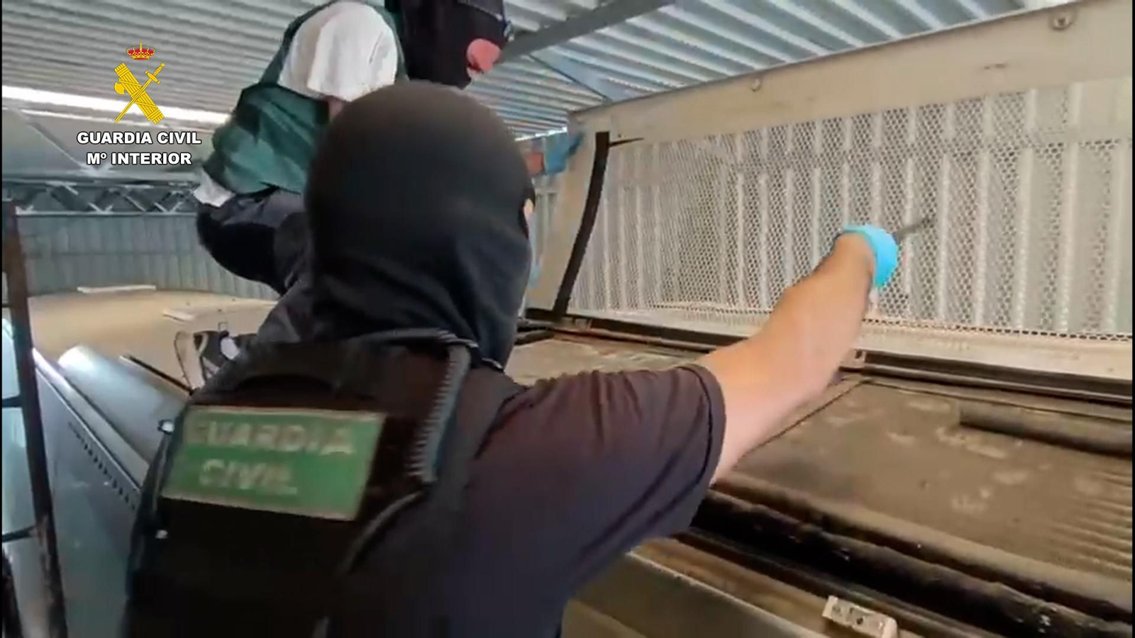 Registran uno de los dobles fondos utilizados para mover la droga.