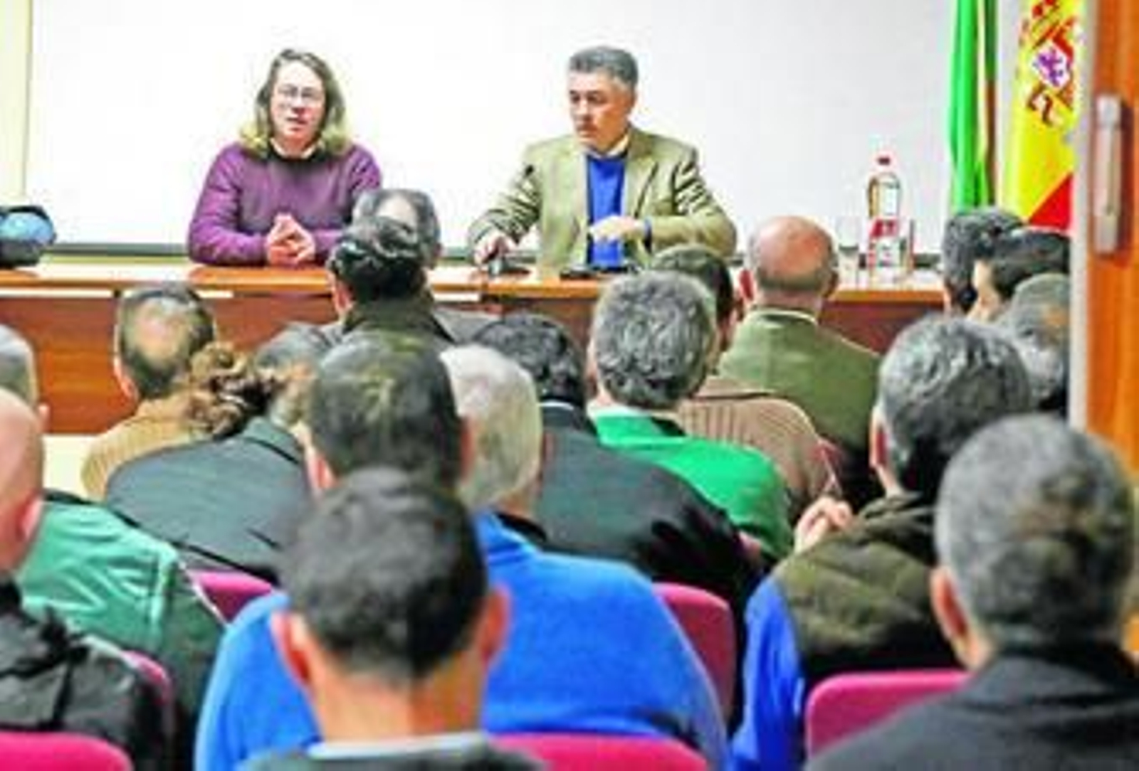 Rafael Martín (i) y Federico Fernández, ayer en la entrega de las resoluciones de ayudas en la Estación de Viticultura. Rafael Martín (i) y Federico Fernández, ayer en la entrega de las resoluciones de ayudas en la Estación de Viticultura.