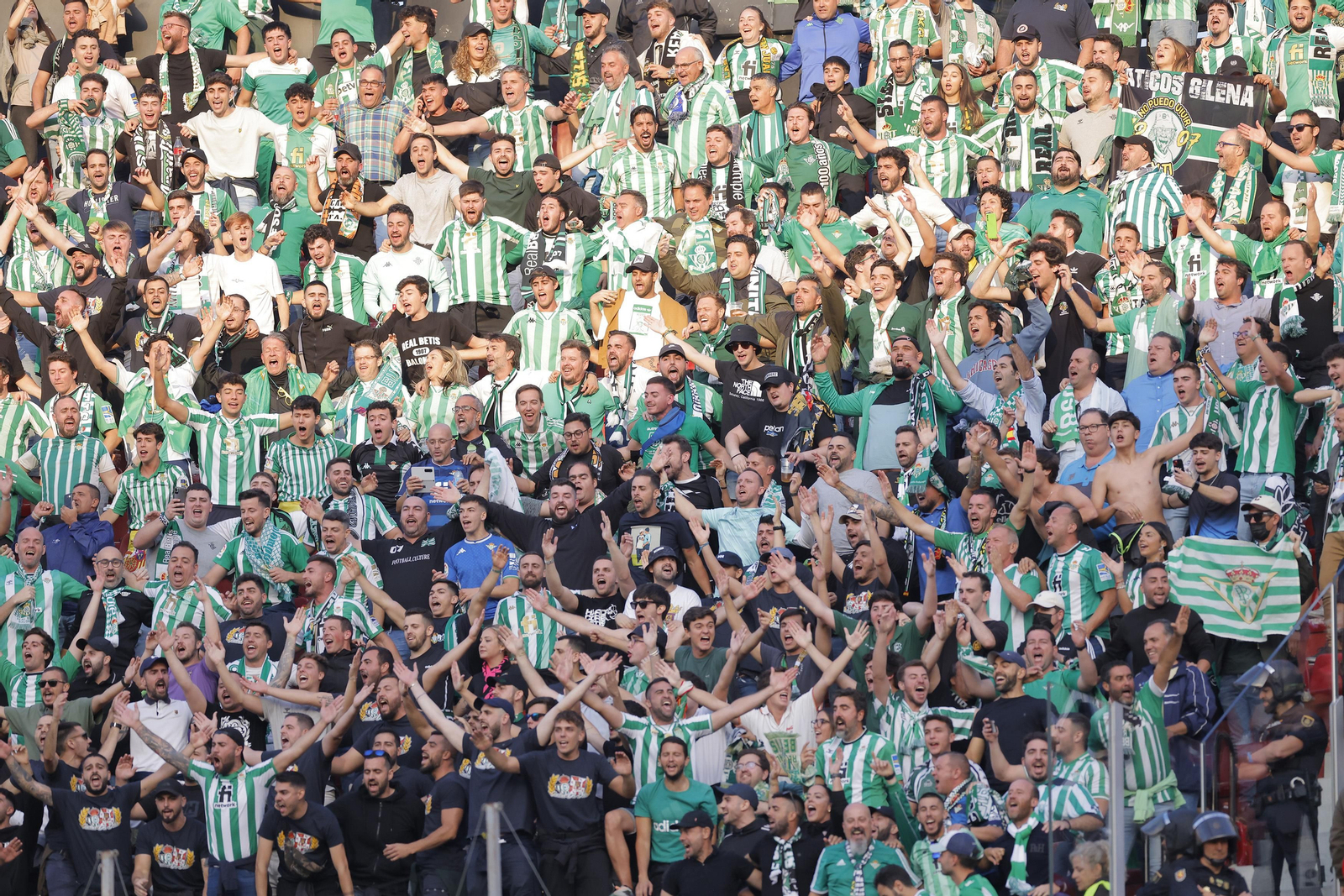 Búscate en las fotos del Sevilla-Betis