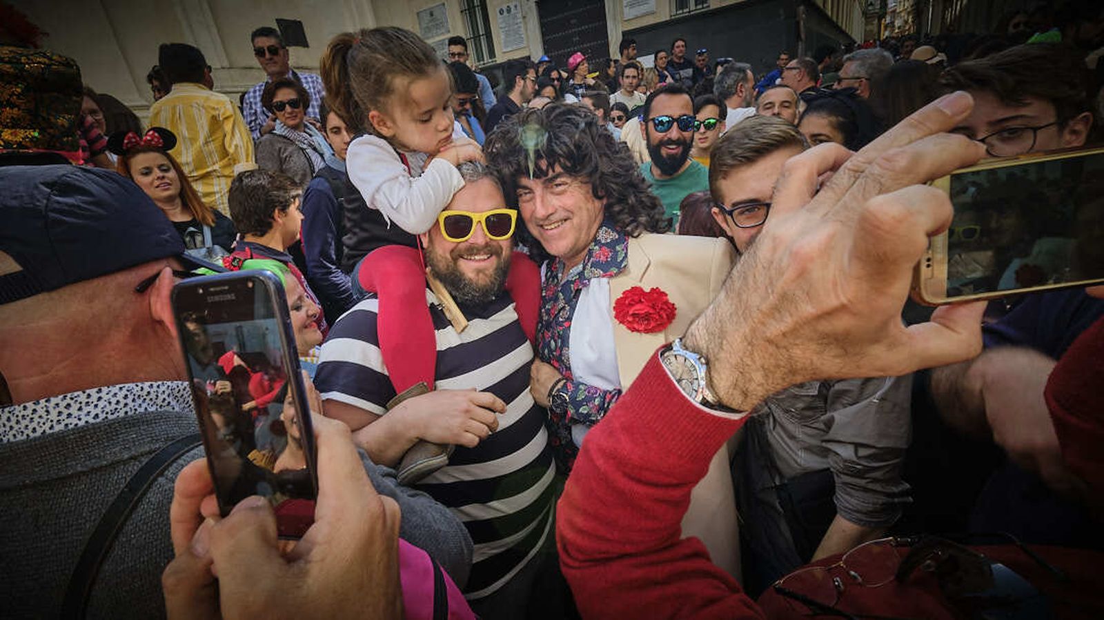 Aficionados intentando inmortalizar el momento junto a El Selu.
