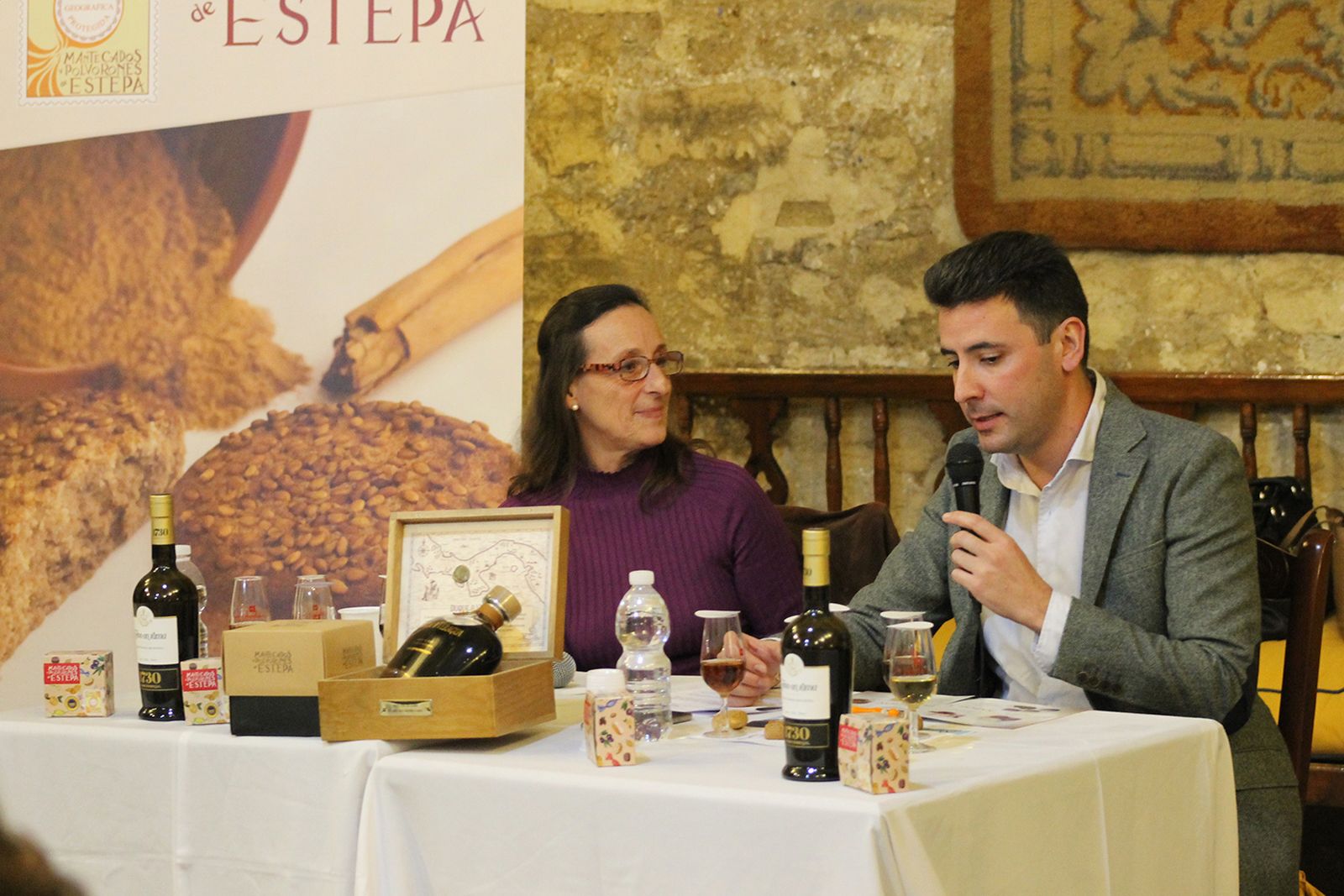 Un momento de la cata maridaje con vinos de Jerez y mantecados de Esteña