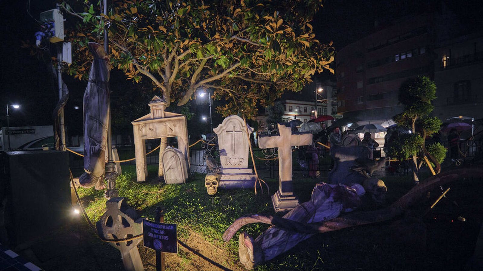 Escena de cementerio de Halloween en San Fernando