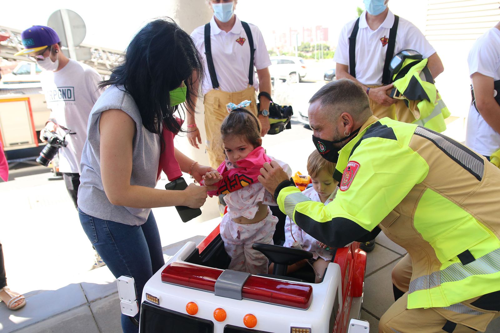 Fotogalería los bomberos de Almería regalan un cochecito eléctrico y camisetas a los niños hospitalizados de Torrecárdenas