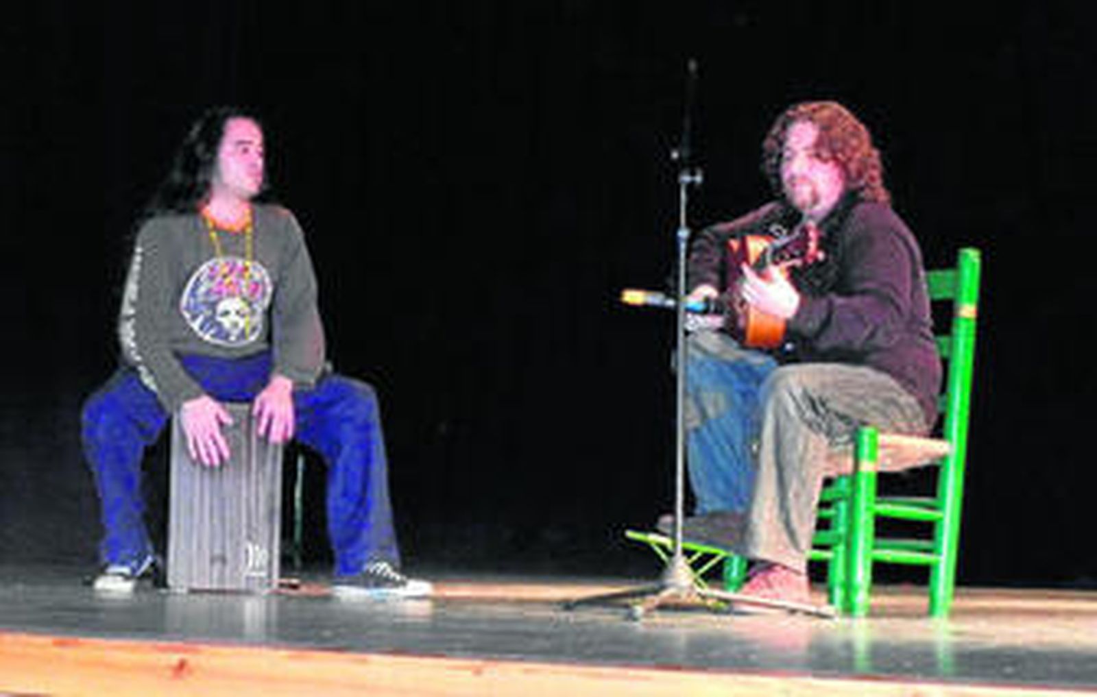 El guitarrista José Luis Rodríguez, a su llegada a la prisión de Huelva, y distintos momentos del concierto.
