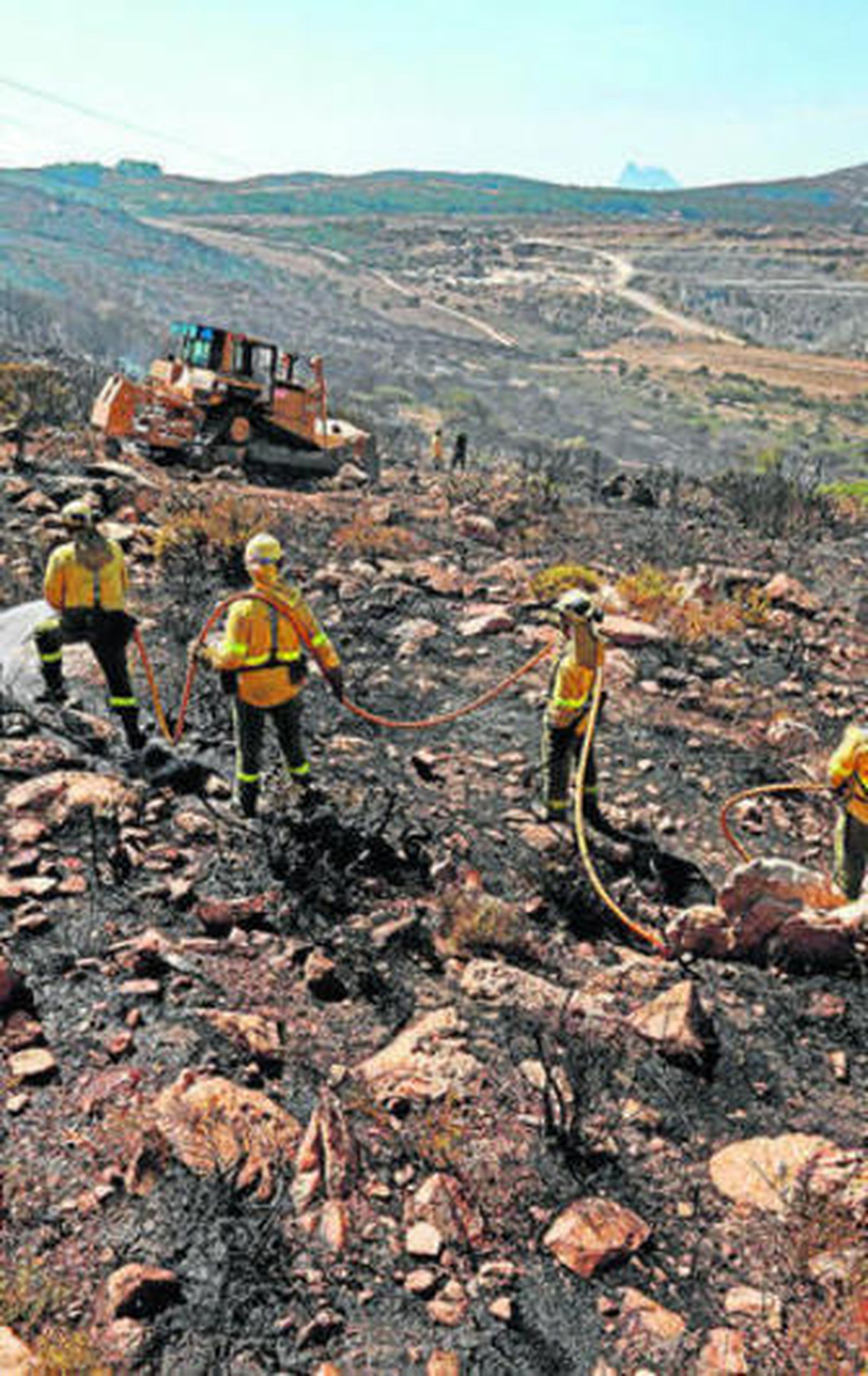Agentes del Infoca refrescan la zona del último incendio.
