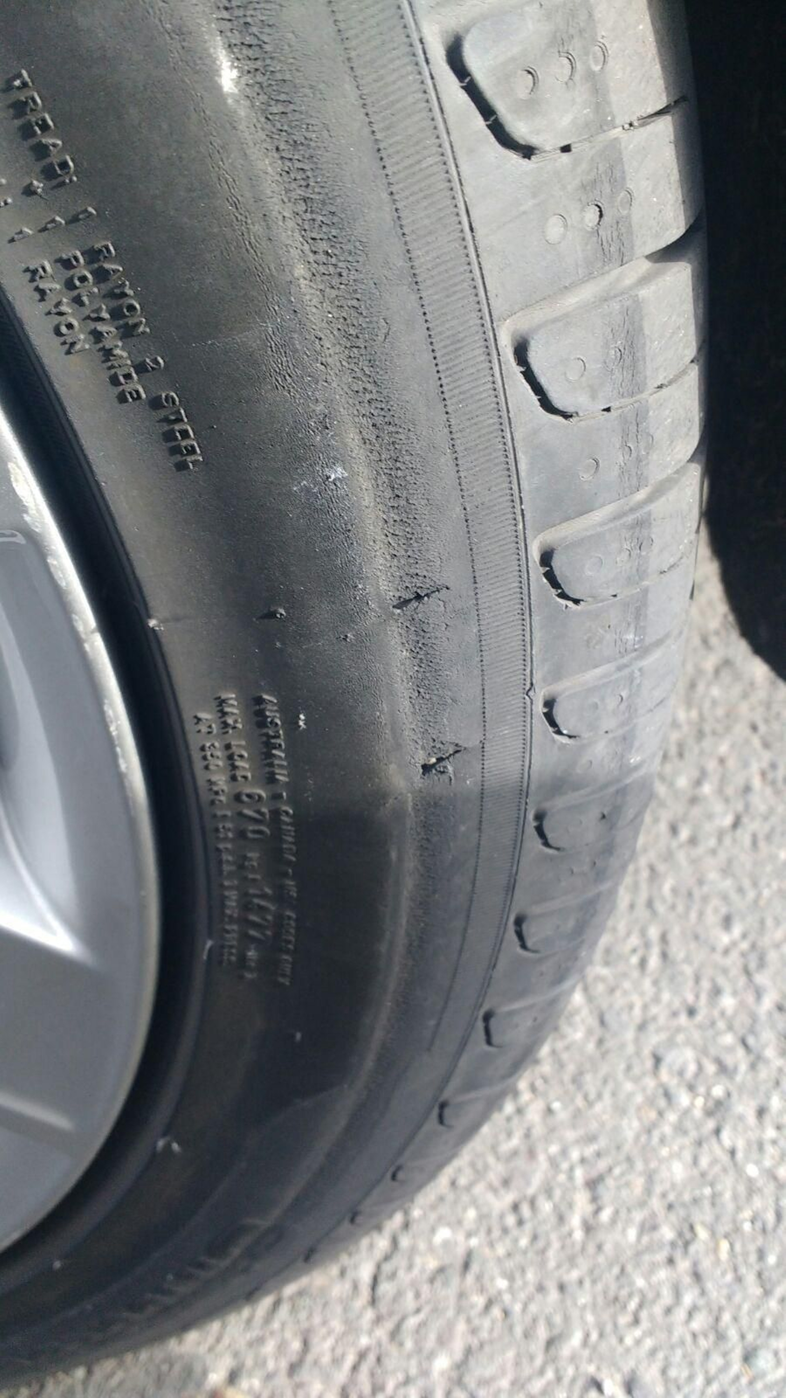 Neumático con dos pinchazos.