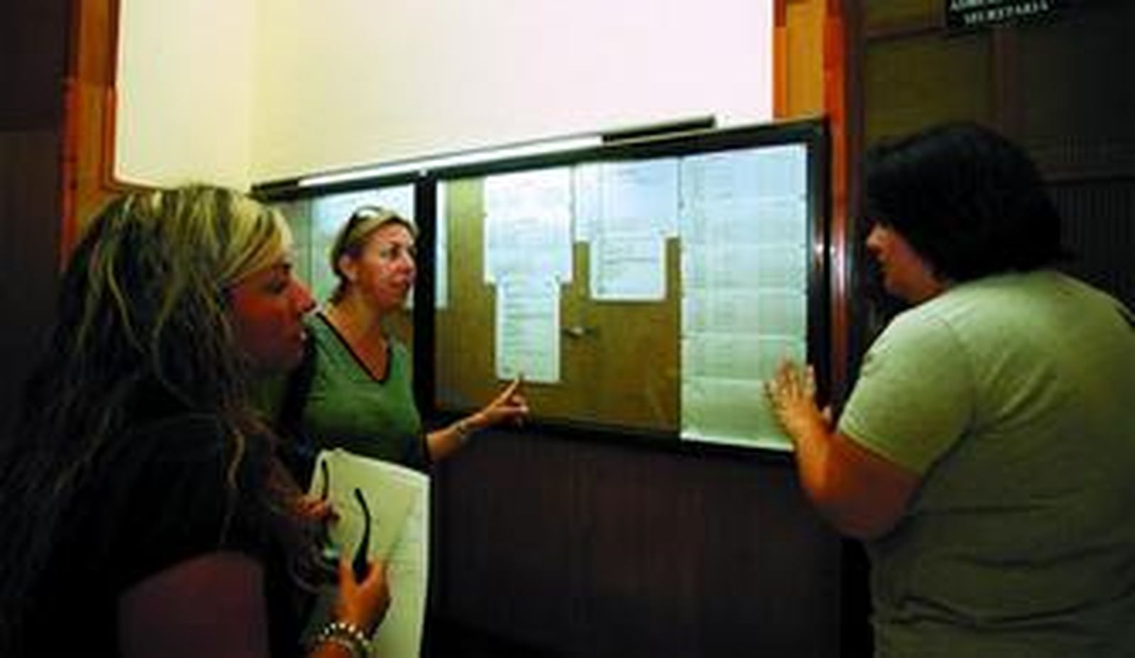 Varias madres miran las listas de alumnos admitidos en el colegio de San Estanislao, en la barriada de El Palo.
