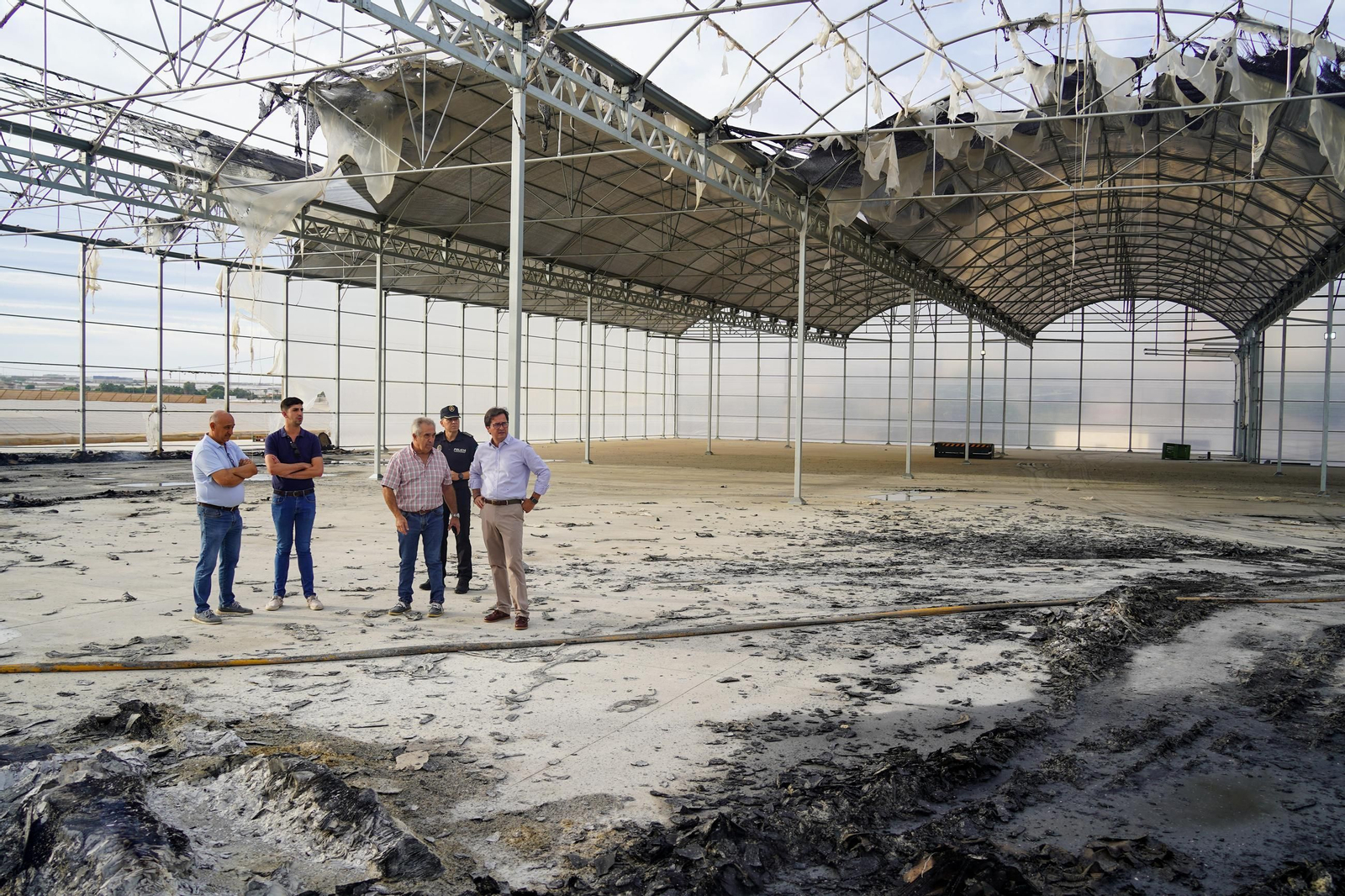 El alcalde y varios ediles han acompañado al dueño de la nave tras el incendio.