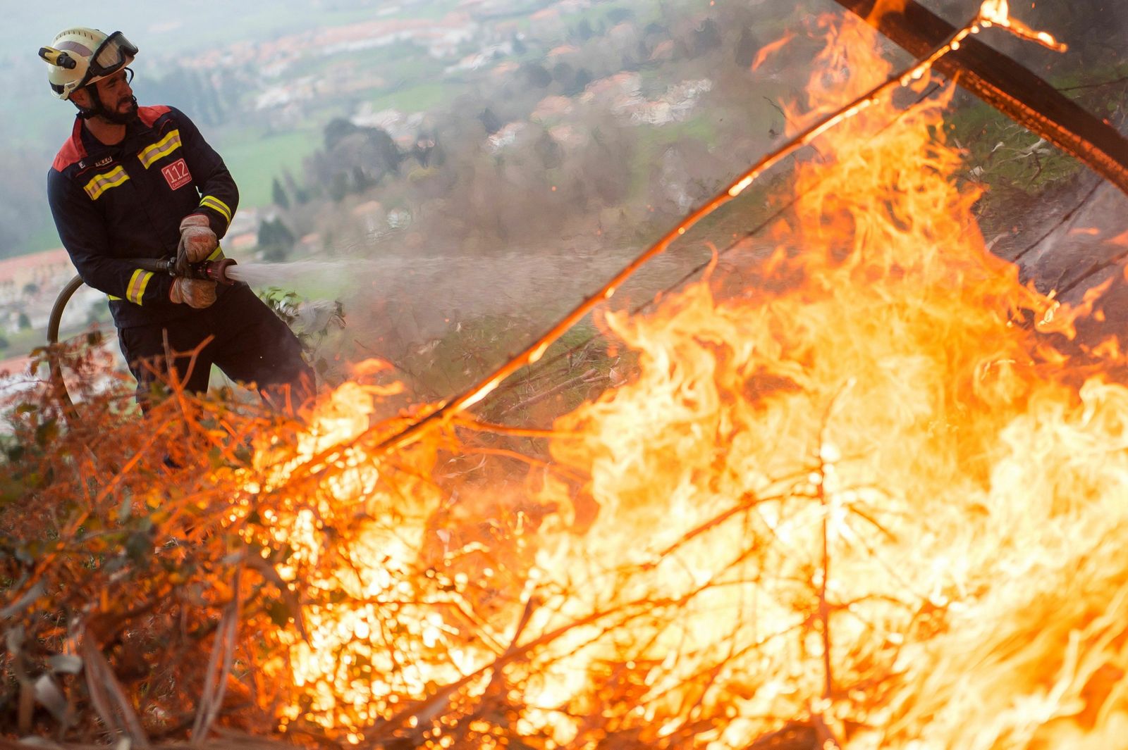 Un bombero de Cantabira durante las labores de extinción de un incendio forestal próximo a Aes.