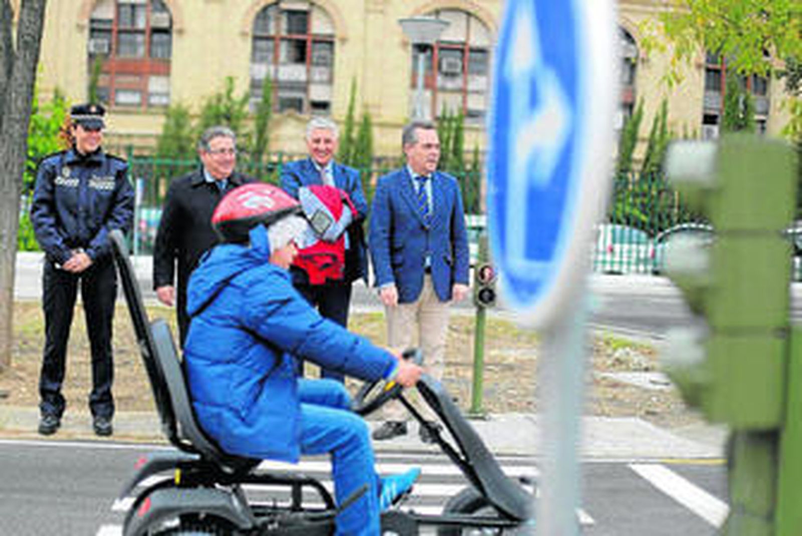 Juan Ignacio Zoido, Maximiliano Vílchez y Juan Bueno, ayer en el circuito del parque infantil.
