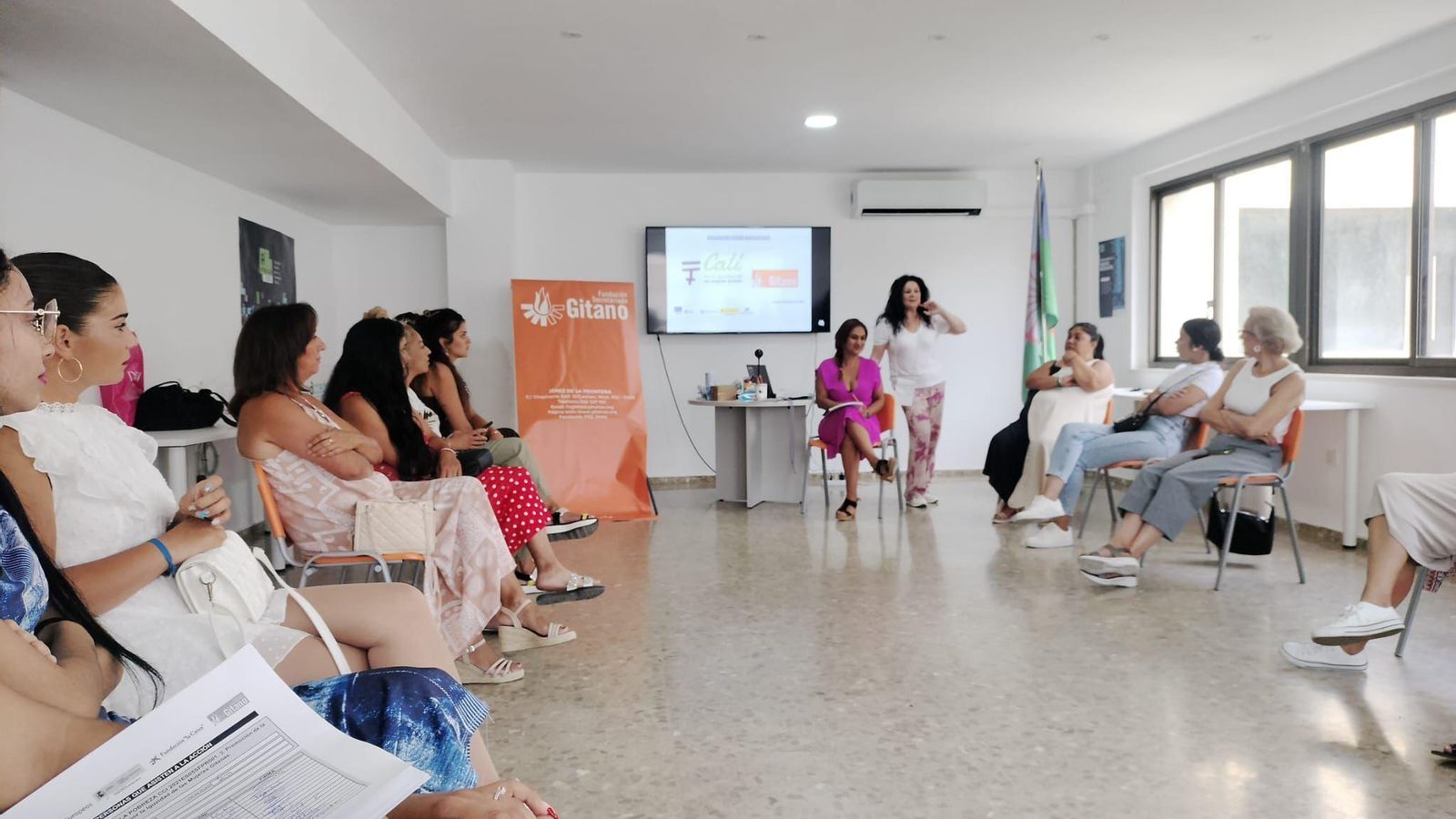 Momento del encuentro de mujeres, en la Fundación Secretariado Gitano en Jerez.