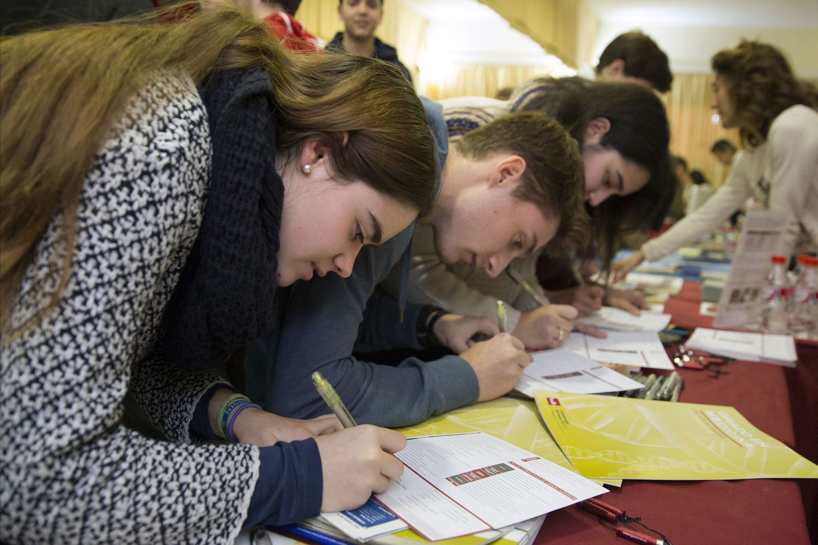 Alumnos en una edición pasada de la Feria de las Universidades.