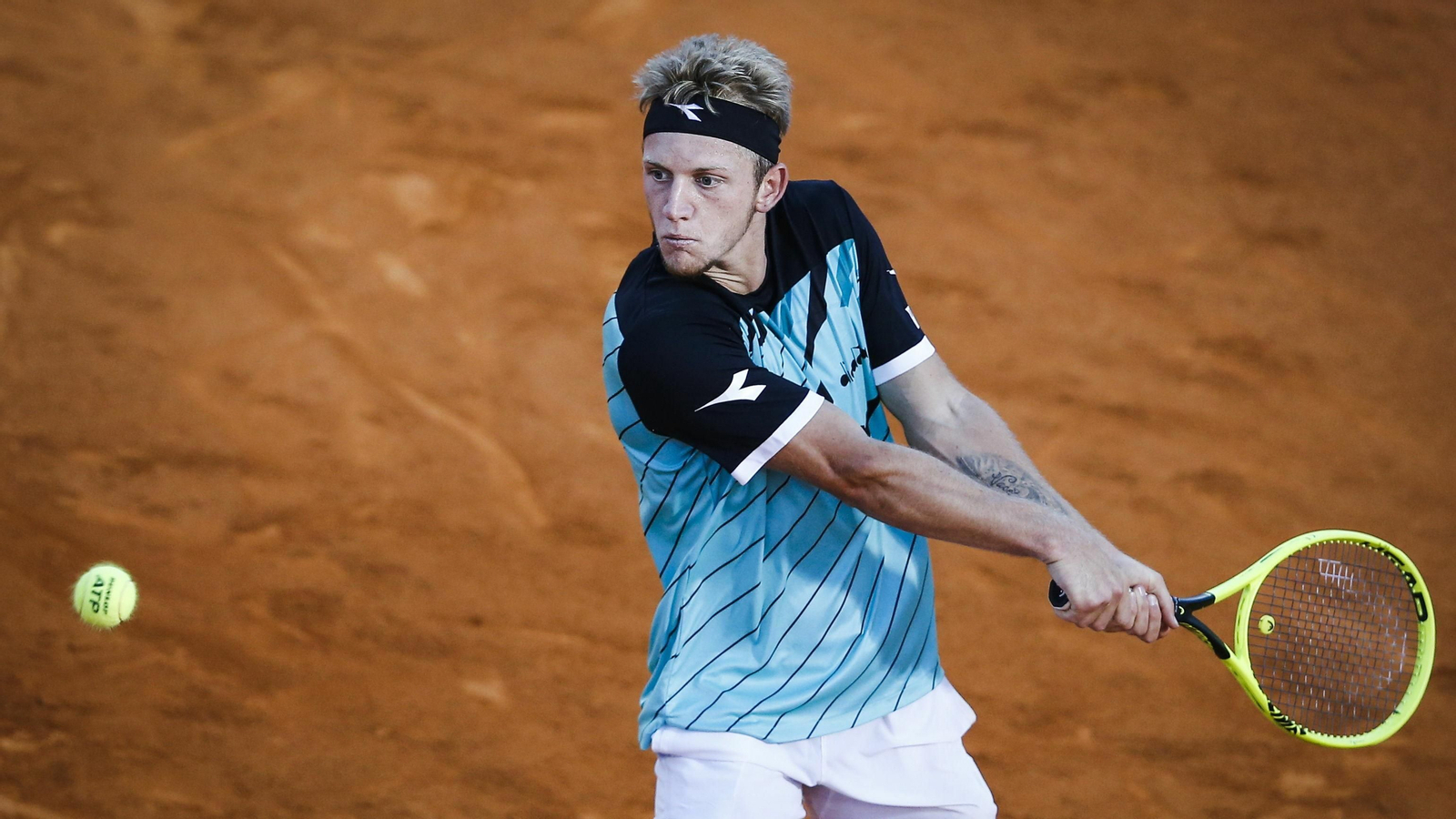 Davidovich golpea de revés.