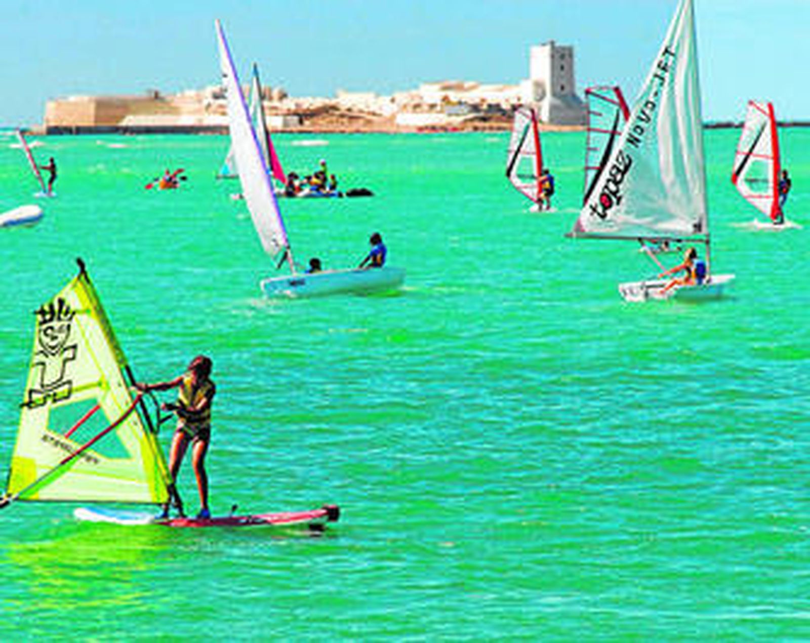 En las inmediaciones del Castillo de Sancti Petri se dan cita multitud de especialidades náuticas.