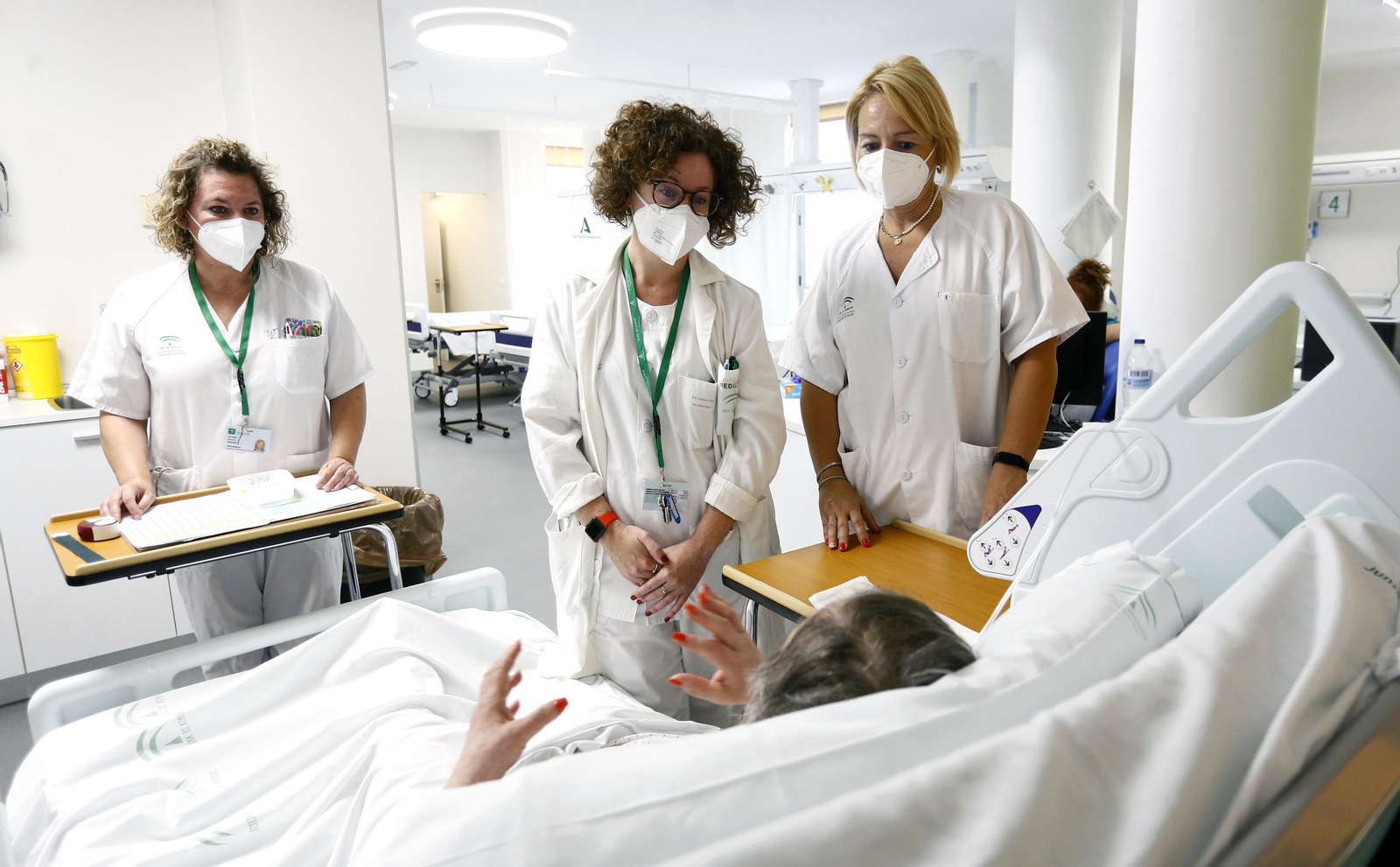 Profesionales de la Unidad de Ictus del Clínico atienden a una paciente. Profesionales de la Unidad de Ictus del Clínico atienden a una paciente.