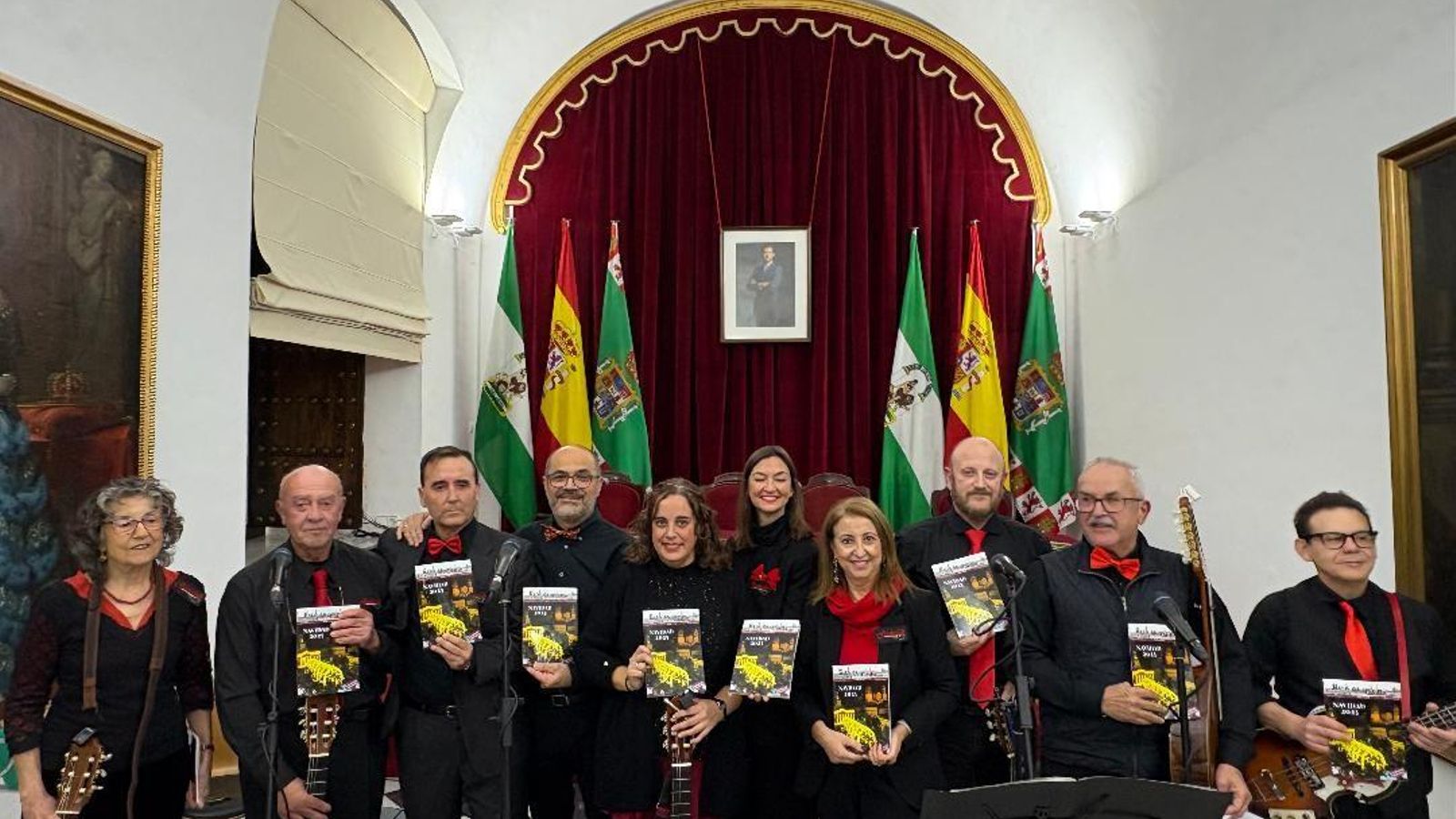 Componentes del Grupo Gadesfolk , tras finalizar el repertorio de villancicos tradicionales, en el Salón de Claustro de la Diputación Provincial.