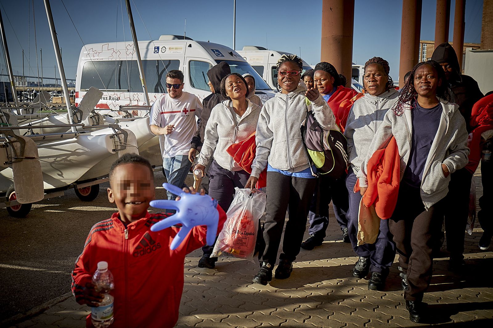 Mujeres y niños migrantes llegan a Puerto Elcano