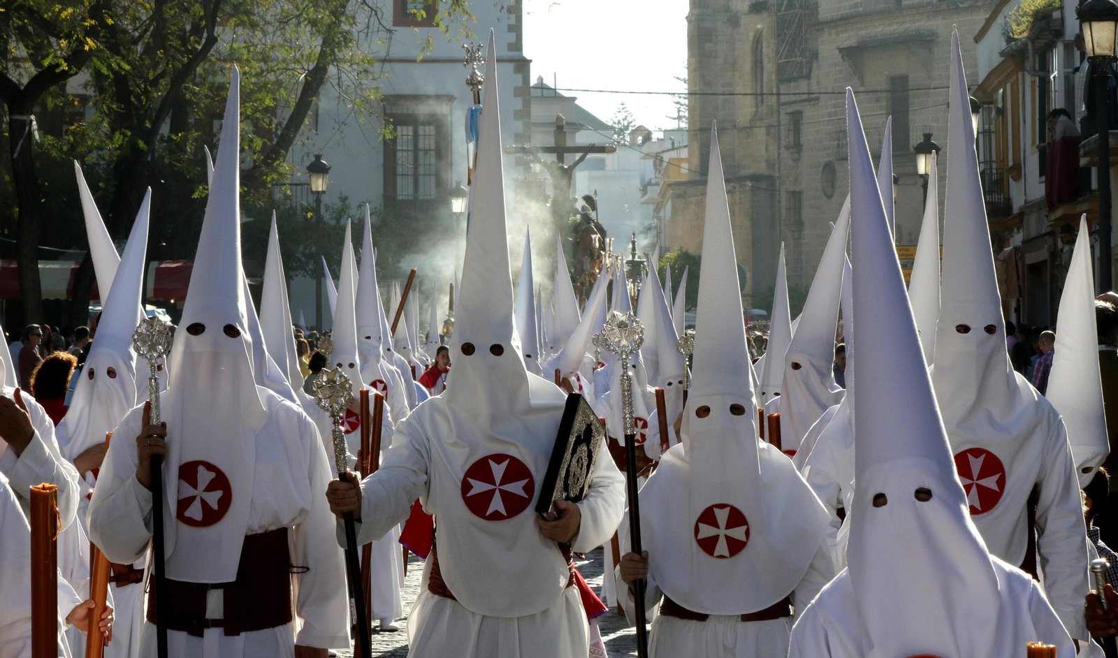 Nazarenos del Cristo del Amor en la tarde del Martes Santo.