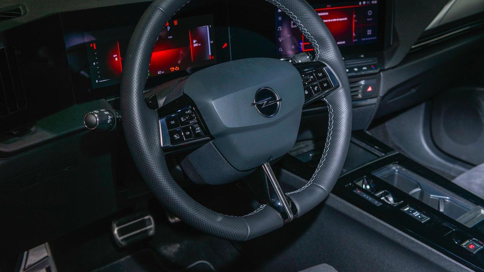 Como en el Mokka, en el Astra las dos pantallas -instrumentación e infotainment- se ligan bajo un mismo cristal.