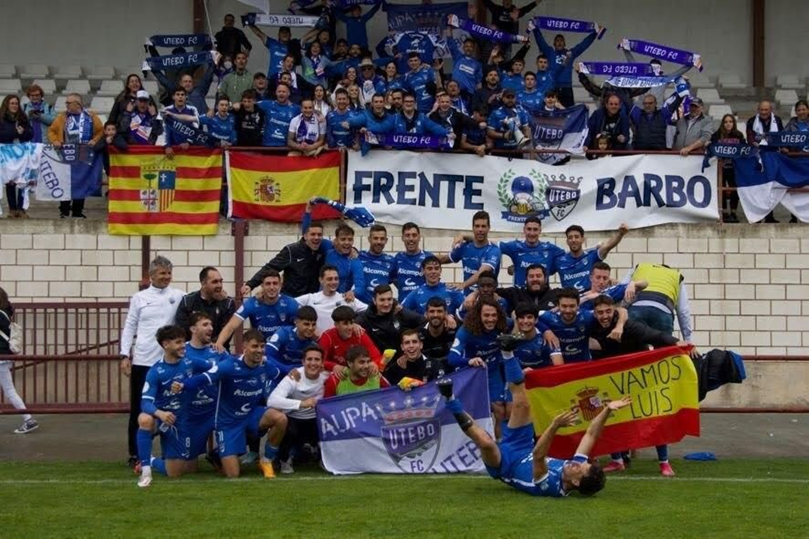 La afición del Utebo celebró con su afición la clasificación para el 'play off'