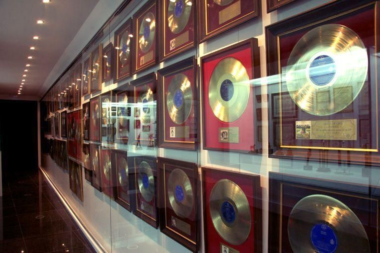 En la última sala del Museo Raphael encontramos los premios más importantes recibidos por el artista.