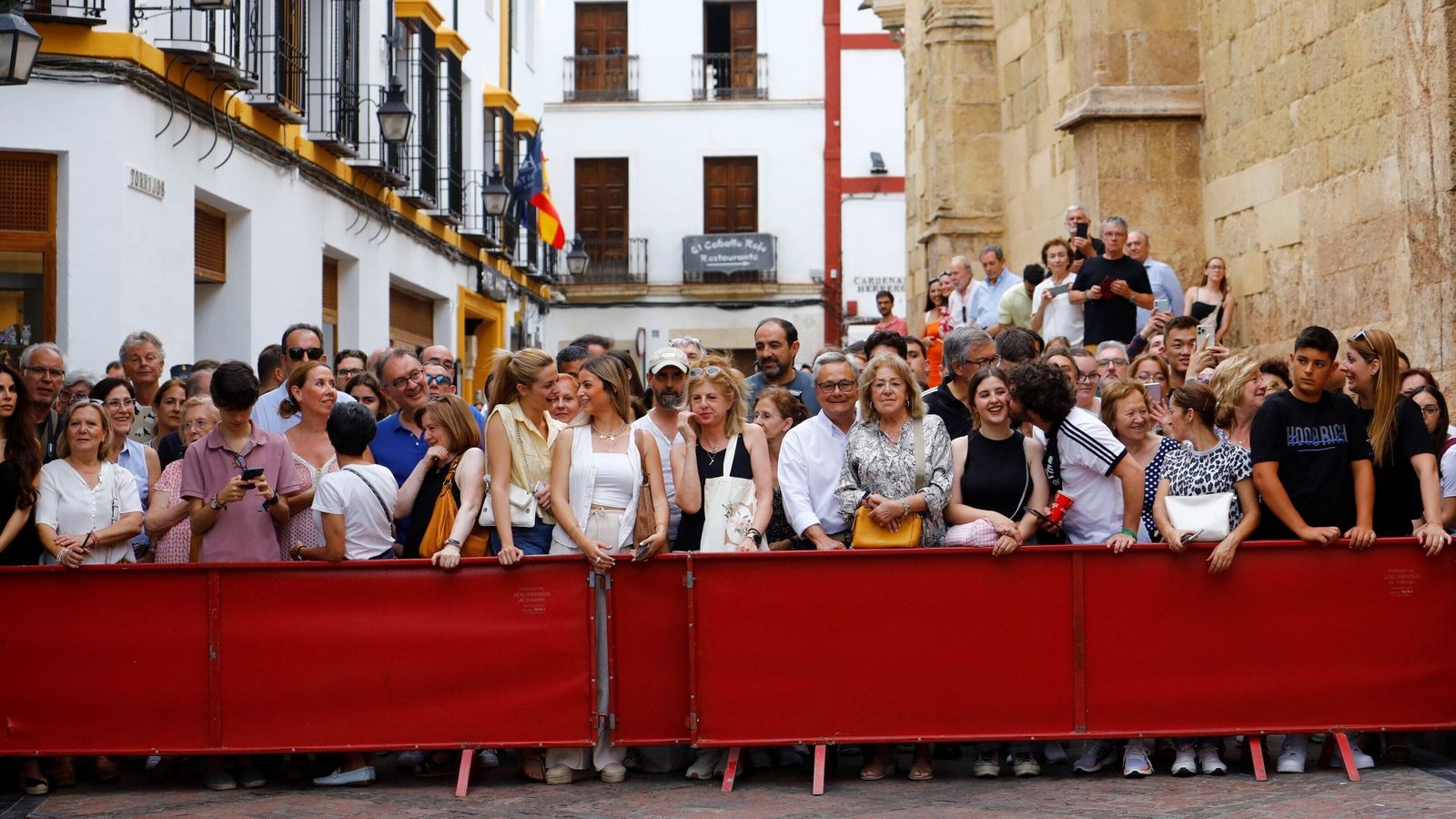 Numerosas personas esperan la llegada de los reyes al entorno de la Mezquita-Catedral.