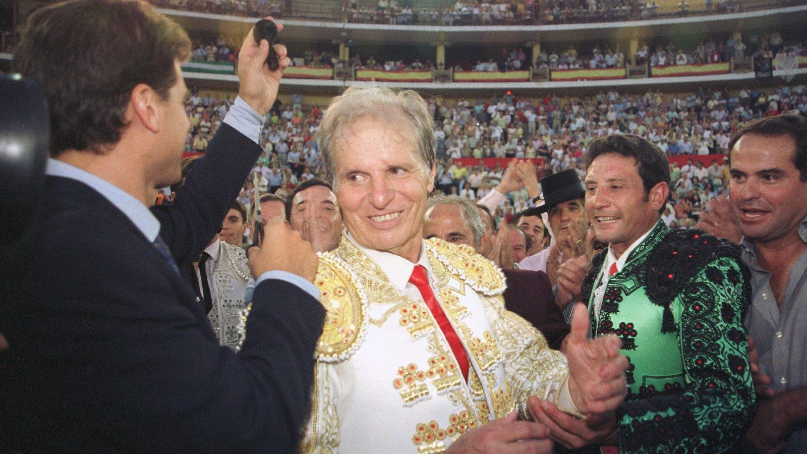 Un momento de la retirada de El Cordobés de los ruedos.