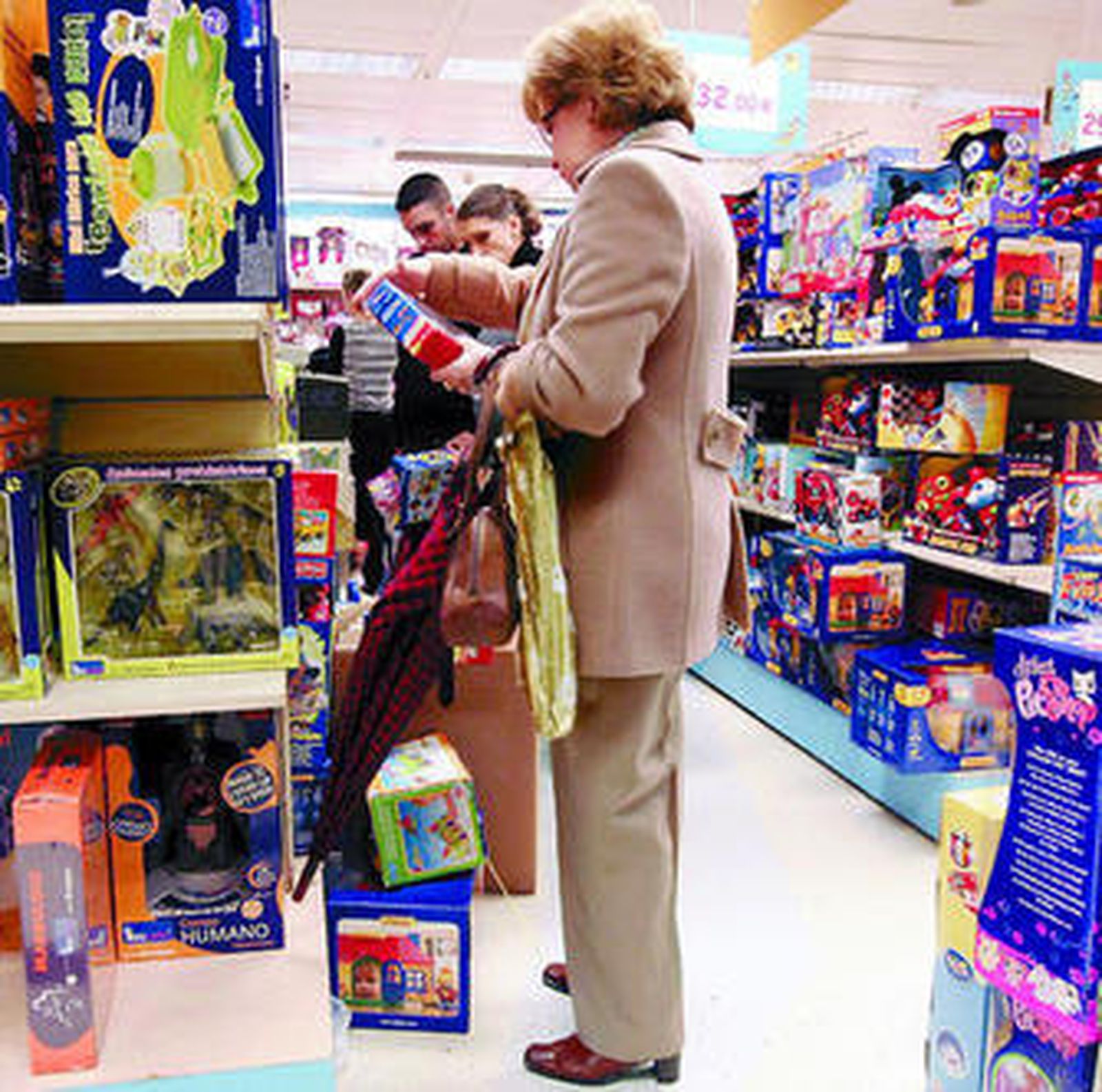 Una mujer revisa el etiquetado de un juguete infantil.